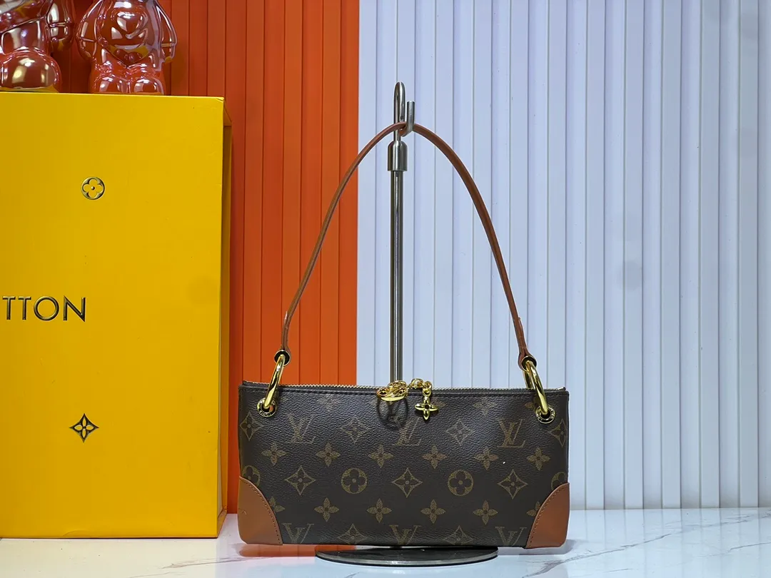 Batch 220💰Upgraded original M12174 This Pochette Sèvres belongs to the LV ski collection and is ready to shine in a "shiny" gun metal tone. It's crafted from signature Monogram Empreinte leather with pale gold hardware for an elegant contrast. The double zip closure features two pendants, one depicting an LV ring and the other displaying a crystal-embellished Monogram flower. Think of it as the perfect après-ski bag. Dimensions: 25 x 13 x 5 cm (length x height x width)