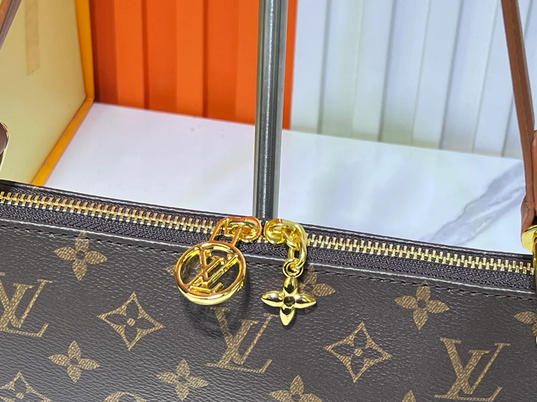 Batch 220💰Upgraded original M12174 This Pochette Sèvres belongs to the LV ski collection and is ready to shine in a "shiny" gun metal tone. It's crafted from signature Monogram Empreinte leather with pale gold hardware for an elegant contrast. The double zip closure features two pendants, one depicting an LV ring and the other displaying a crystal-embellished Monogram flower. Think of it as the perfect après-ski bag. Dimensions: 25 x 13 x 5 cm (length x height x width)