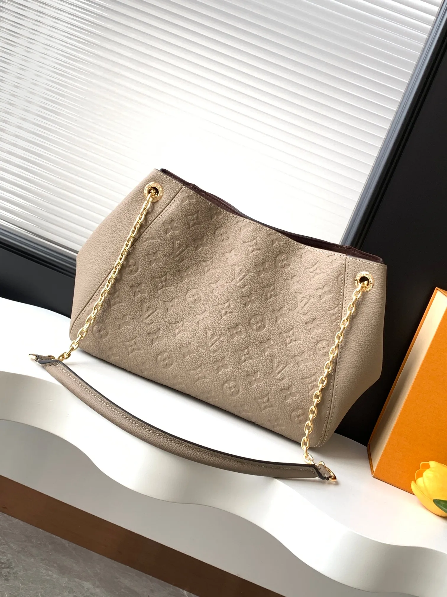 💰1020 (top layer leather) top original order dynamic 163c01 chip top original order enhanced version] Small size M14414 black M14659 apricot M14659 off-white This small Anytime handbag traces back to the Promenade handbag that was born in 1988, using modern touches to create a chic choice for day and night. Monogram Empreinte leather creates ample space for storing daily necessities. The LV padlock can also be hung from the sliding chain shoulder strap, allowing you to easily explore a variety of styling possibilities and carrying methods.  20 cm