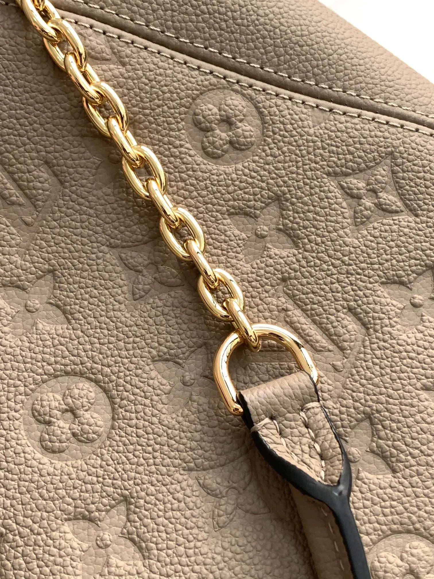 💰1020 (top layer leather) top original order dynamic 163c01 chip top original order enhanced version] Small size M14414 black M14659 apricot M14659 off-white This small Anytime handbag traces back to the Promenade handbag that was born in 1988, using modern touches to create a chic choice for day and night. Monogram Empreinte leather creates ample space for storing daily necessities. The LV padlock can also be hung from the sliding chain shoulder strap, allowing you to easily explore a variety of styling possibilities and carrying methods.  20 cm