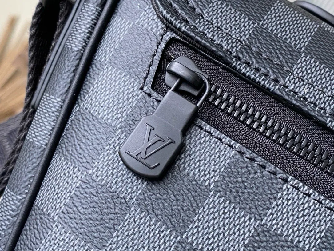 💰1080 Top Original M46685 Black Check Montsouris messenger bag is made of Monogram Eclipse canvas, with a modern configuration and ample space. Pockets and compartments provide easy access to everything you need on the go, and the fabric shoulder straps and archive buckle add to the brand's style. Dimensions: 34 x 19 x 11 cm