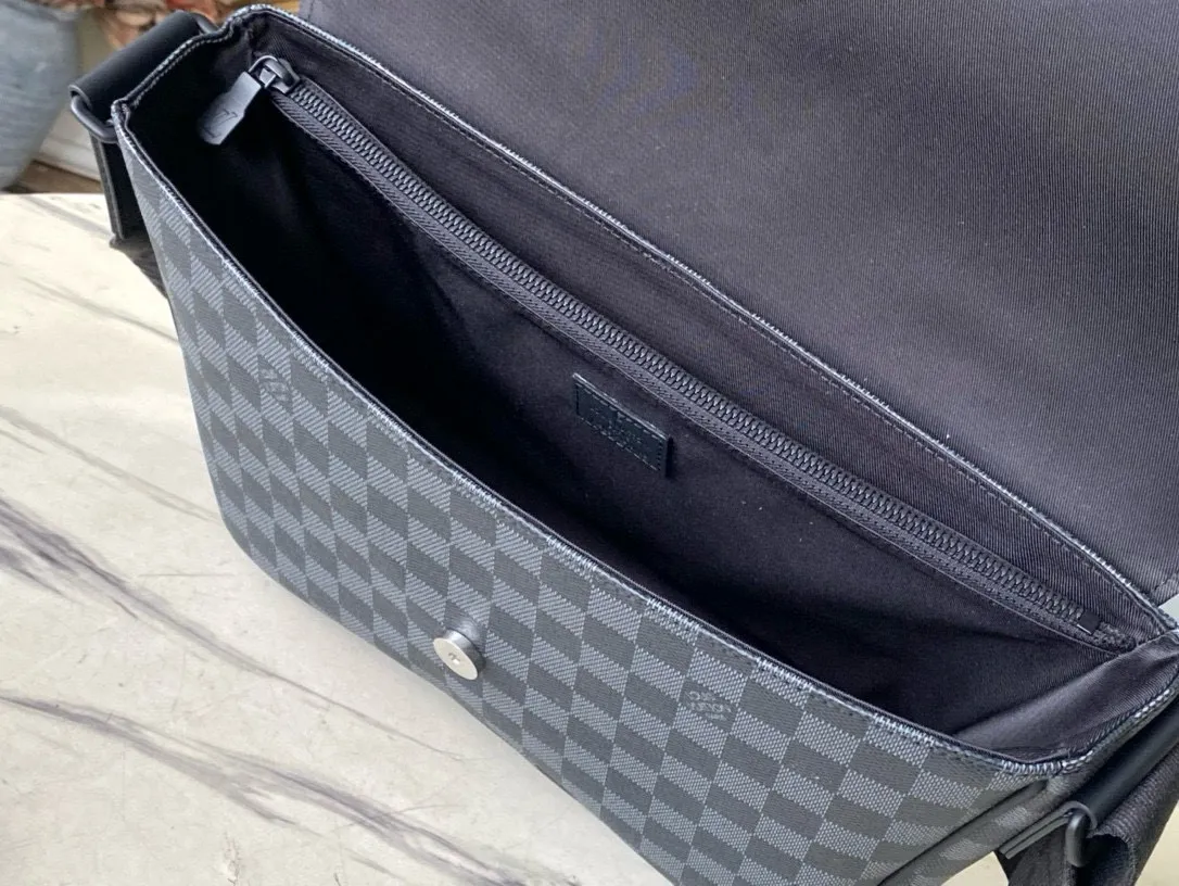 💰1080 Top Original M46685 Black Check Montsouris messenger bag is made of Monogram Eclipse canvas, with a modern configuration and ample space. Pockets and compartments provide easy access to everything you need on the go, and the fabric shoulder straps and archive buckle add to the brand's style. Dimensions: 34 x 19 x 11 cm