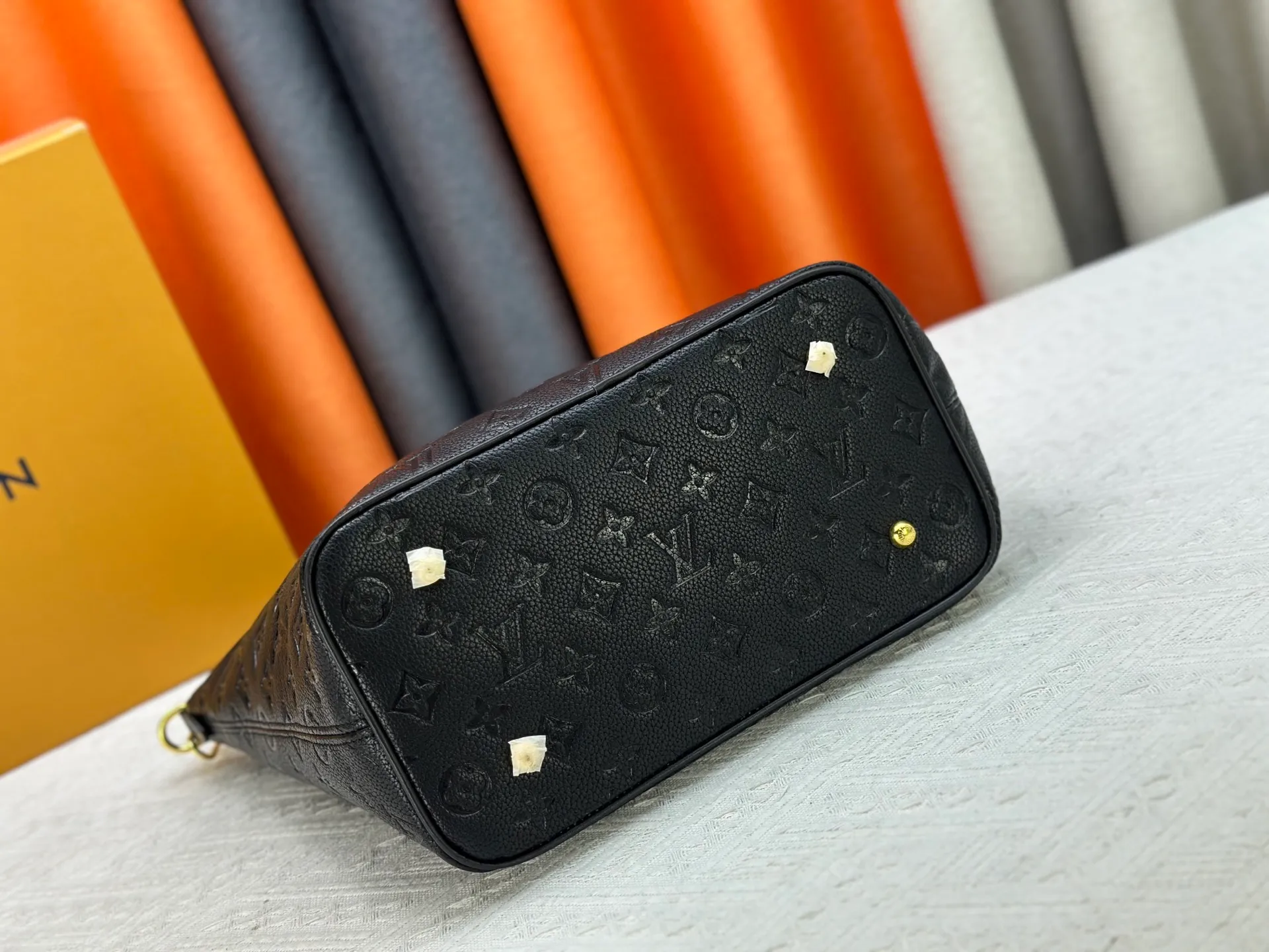 P290 upgraded original M26494 M26532 This Lockit BB handbag draws inspiration from the Knick-Knack handbag in the 1960s and can be flexibly switched between multiple carrying methods. Monogram coated canvas with a curved upper edge and oval trim reflect the classic elements of the original design. The padlock opening and closing once again pays tribute to the brand's long heritage. Dimensions: 36 x 30 x 15 cm (length x height x width)