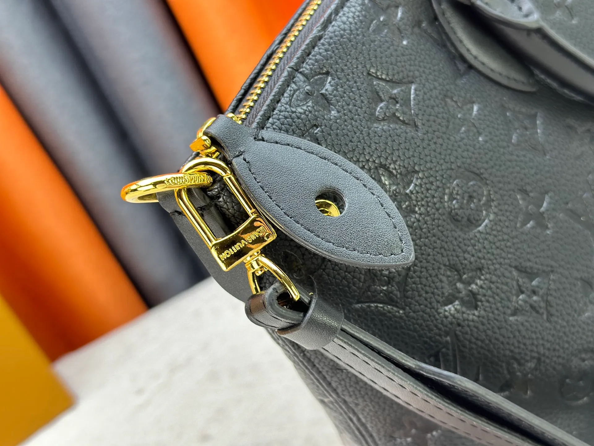 P290 upgraded original M26494 M26532 This Lockit BB handbag draws inspiration from the Knick-Knack handbag in the 1960s and can be flexibly switched between multiple carrying methods. Monogram coated canvas with a curved upper edge and oval trim reflect the classic elements of the original design. The padlock opening and closing once again pays tribute to the brand's long heritage. Dimensions: 36 x 30 x 15 cm (length x height x width)