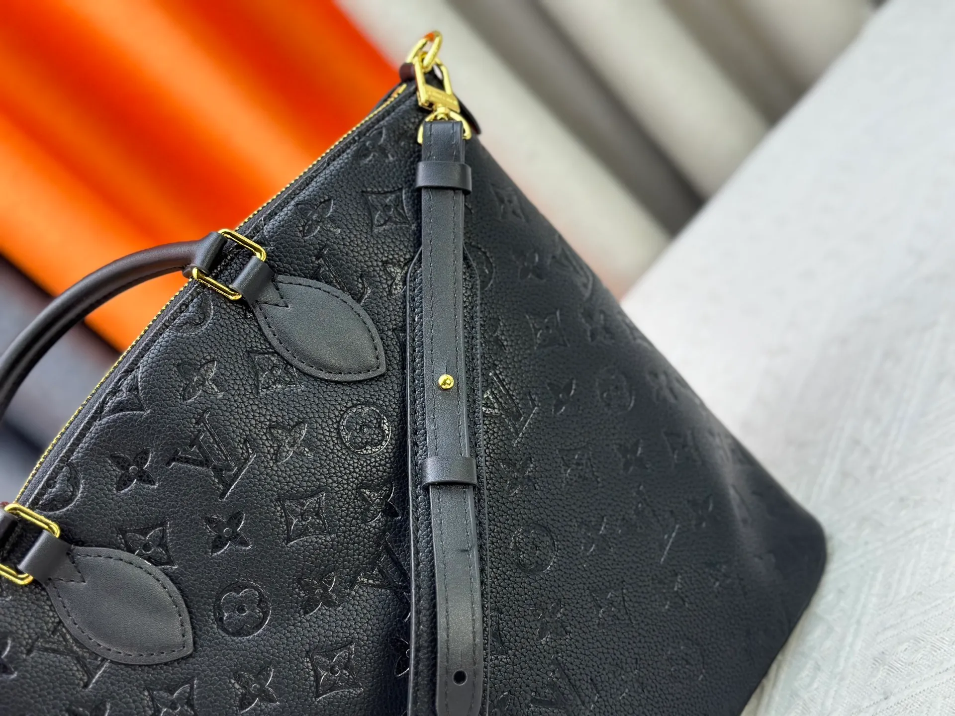 P290 upgraded original M26494 M26532 This Lockit BB handbag draws inspiration from the Knick-Knack handbag in the 1960s and can be flexibly switched between multiple carrying methods. Monogram coated canvas with a curved upper edge and oval trim reflect the classic elements of the original design. The padlock opening and closing once again pays tribute to the brand's long heritage. Dimensions: 36 x 30 x 15 cm (length x height x width)