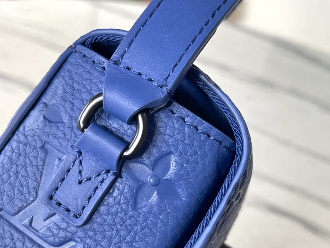 💰820 (first-grain leather) top original order M82571 blue. The chain and pin opening and closing of this Steamer mini handbag continue designer Virgil Abloh’s iconic touches, and are also a classic throwback to Louis Vuitton’s Steamer handbag. The appropriate size can accommodate daily needs, the zippered inner pocket can safely store valuables, and the adjustable shoulder strap allows for shoulder or cross-body wear. Dimensions: 18.0 x 11.0 x 6.5 cm