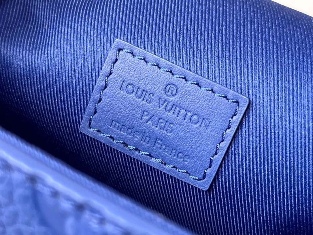 💰820 (first-grain leather) top original order M82571 blue. The chain and pin opening and closing of this Steamer mini handbag continue designer Virgil Abloh’s iconic touches, and are also a classic throwback to Louis Vuitton’s Steamer handbag. The appropriate size can accommodate daily needs, the zippered inner pocket can safely store valuables, and the adjustable shoulder strap allows for shoulder or cross-body wear. Dimensions: 18.0 x 11.0 x 6.5 cm