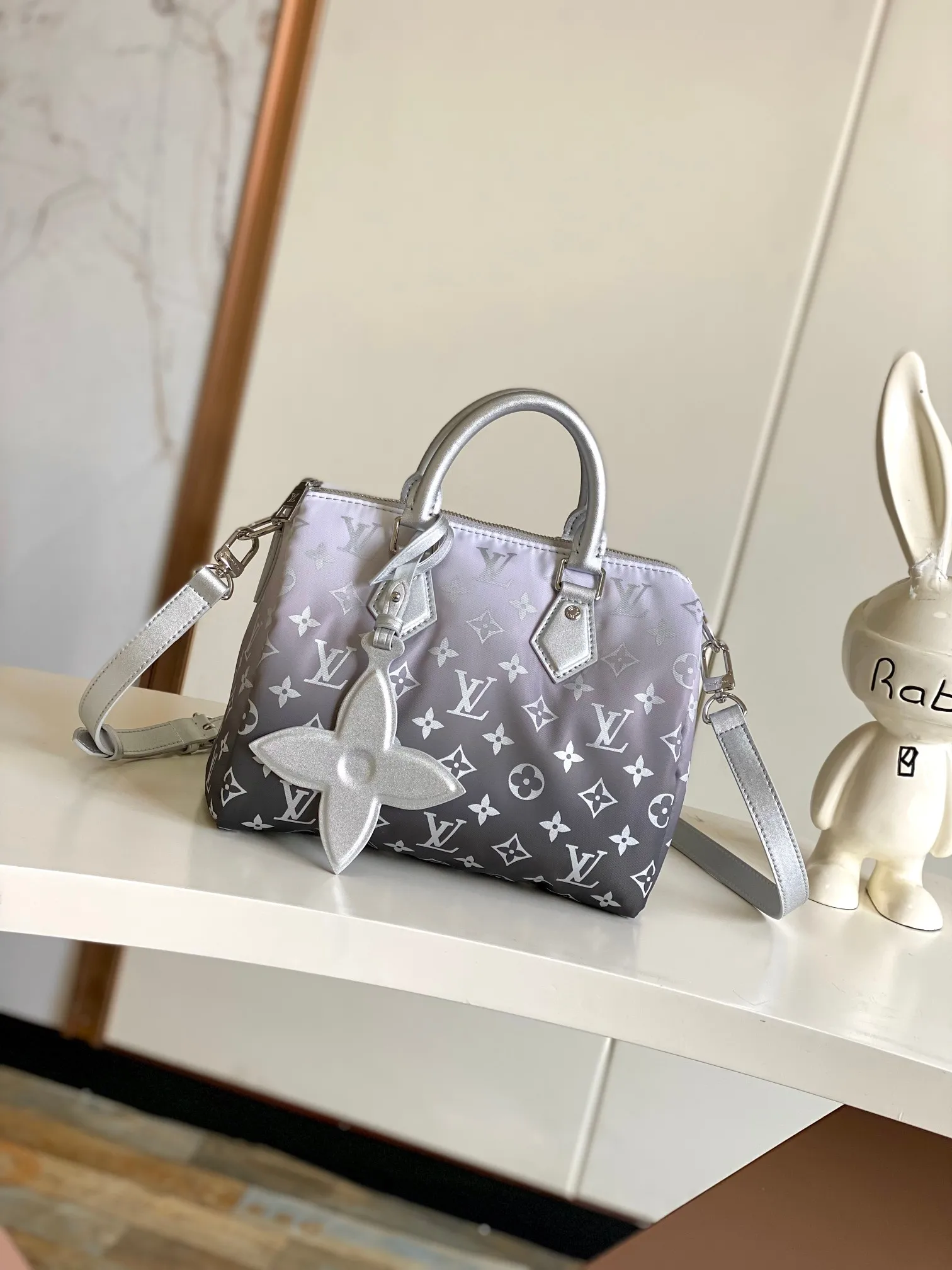 💰1060 top original single dynamic chip SPEEDY BANDOULIÈRE 25 handbag M11848 silver This Speedy Bandoulière 25 handbag is from the L*Snow series. It renders a chic gradient effect for the new Monogram nylon, and then completes the eye-catching style with metal parts and floral decoration. The compact structure can easily accommodate daily necessities such as mobile phones, wallets and keys. The detachable and adjustable shoulder strap allows for a variety of carrying methods. size：25x19x15cm