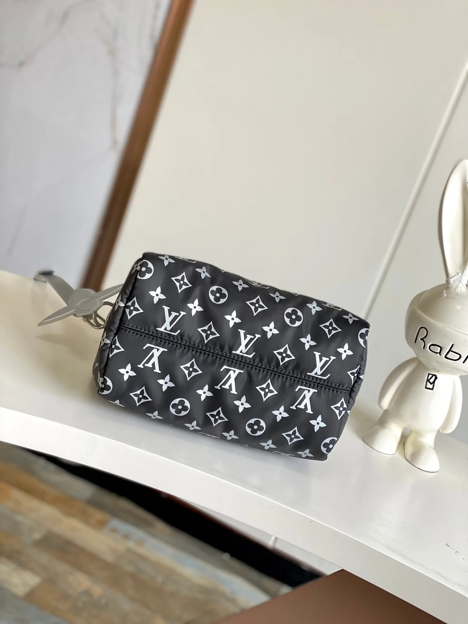 💰1060 top original single dynamic chip SPEEDY BANDOULIÈRE 25 handbag M11848 silver This Speedy Bandoulière 25 handbag is from the L*Snow series. It renders a chic gradient effect for the new Monogram nylon, and then completes the eye-catching style with metal parts and floral decoration. The compact structure can easily accommodate daily necessities such as mobile phones, wallets and keys. The detachable and adjustable shoulder strap allows for a variety of carrying methods. size：25x19x15cm