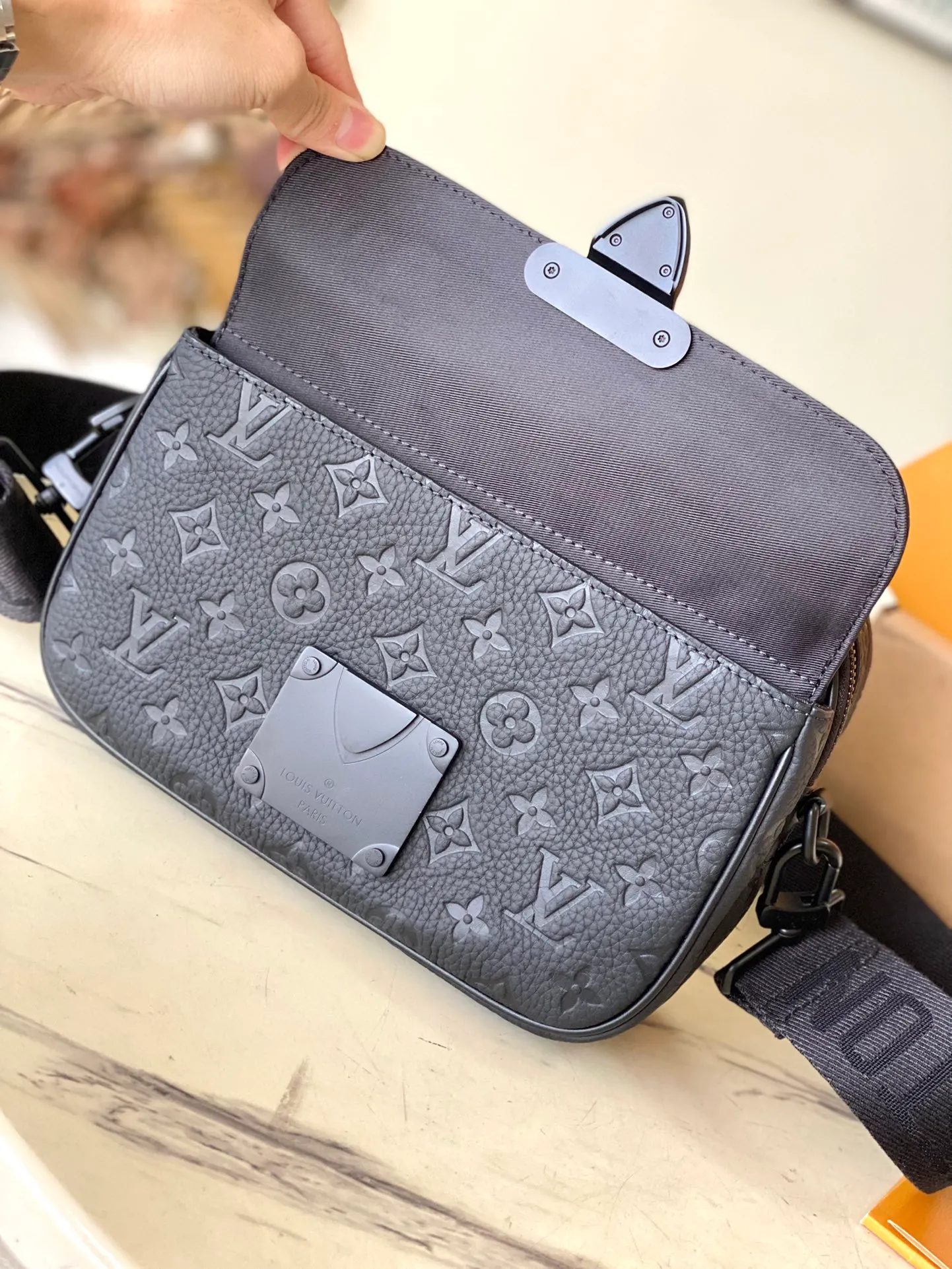💰1000 (top layer leather) top original order M58489. Support counter inspection. Photos taken of duty-free goods are consistent with the product without unpacking. This product is an exclusive duty-free product in the market and is the highest-end product. Inspection is supported. This product has passed strict inspection and is flawless. Please wear gloves when touching the product. This product is not returnable or exchangeable. Please confirm the product first and then remove the label on the handle. This product is temporarily not open to the public, only regular customers, and is in short supply. Dimensions: 22 x 18 x 8 cm