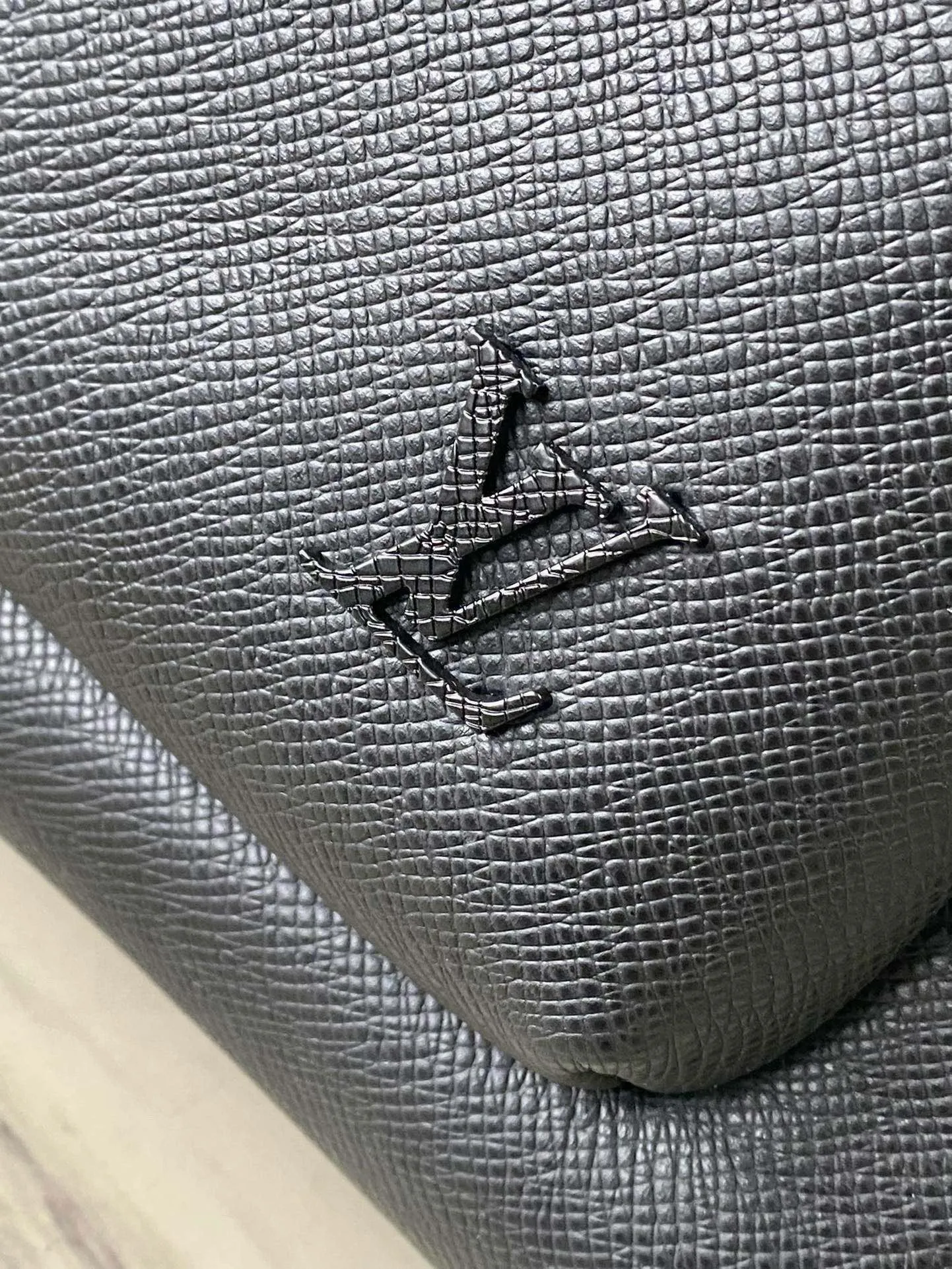 💰1380 (top-grain leather) Top-quality original M30977 cross-grain Avenue backpack is made of Taiga leather with cow leather trim and metal parts, integrating practical function and elegant style. The main compartment is equipped with wide pockets and padded compartments at the front and rear, and an inner pocket provides organized storage. Dimensions: 40×31×15c