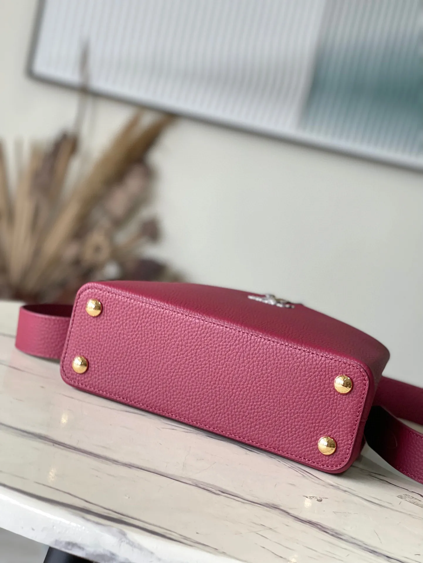 💰2460 (excellent quality original leather) N82068 N82067 grape purple with python leather small size This Capucines BB handbag is made of full-grain Taurillon leather and has a sophisticated structure. It has a top handle, a two-way flap and a logo outlined in python snakeskin. It is a gorgeous choice that can be worn day and night. The detachable wide shoulder strap can be carried on the shoulder or crossbody for a avant-garde look. Size: 27*18*9cm