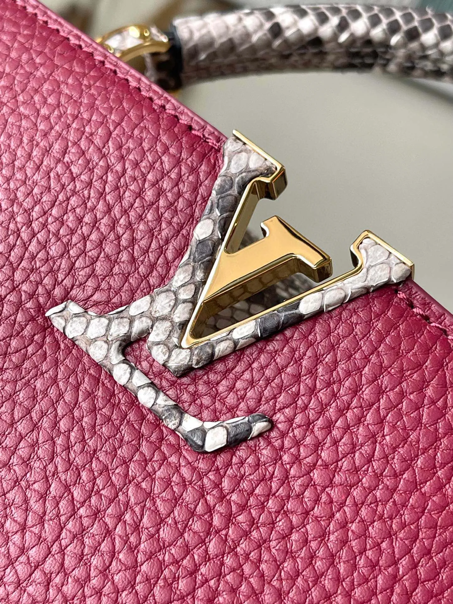 💰2460 (excellent quality original leather) N82068 N82067 grape purple with python leather small size This Capucines BB handbag is made of full-grain Taurillon leather and has a sophisticated structure. It has a top handle, a two-way flap and a logo outlined in python snakeskin. It is a gorgeous choice that can be worn day and night. The detachable wide shoulder strap can be carried on the shoulder or crossbody for a avant-garde look. Size: 27*18*9cm