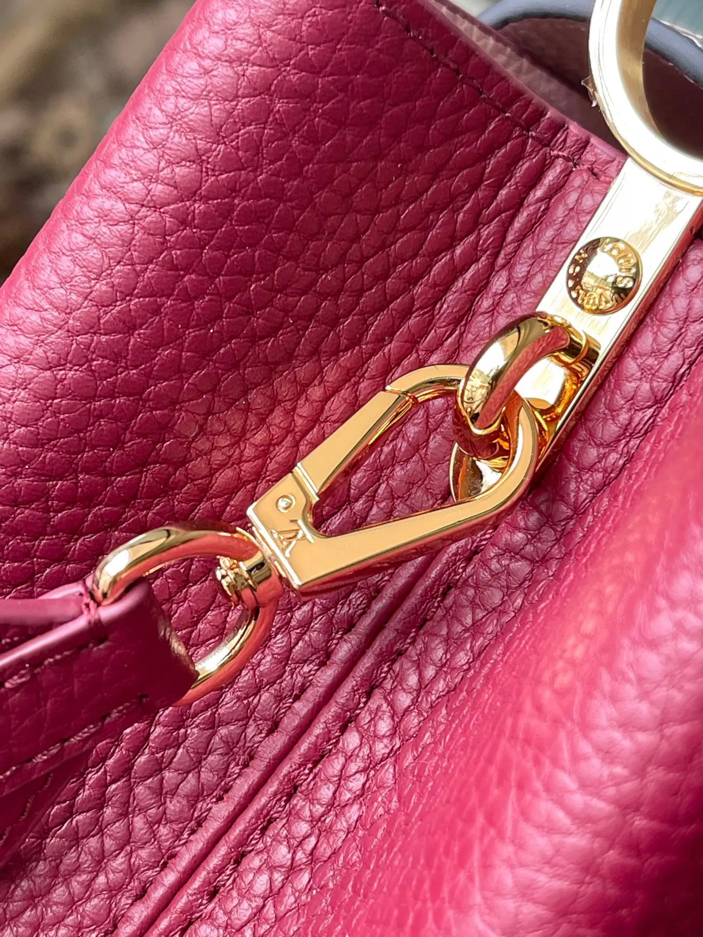 💰2460 (excellent quality original leather) N82068 N82067 grape purple with python leather small size This Capucines BB handbag is made of full-grain Taurillon leather and has a sophisticated structure. It has a top handle, a two-way flap and a logo outlined in python snakeskin. It is a gorgeous choice that can be worn day and night. The detachable wide shoulder strap can be carried on the shoulder or crossbody for a avant-garde look. Size: 27*18*9cm