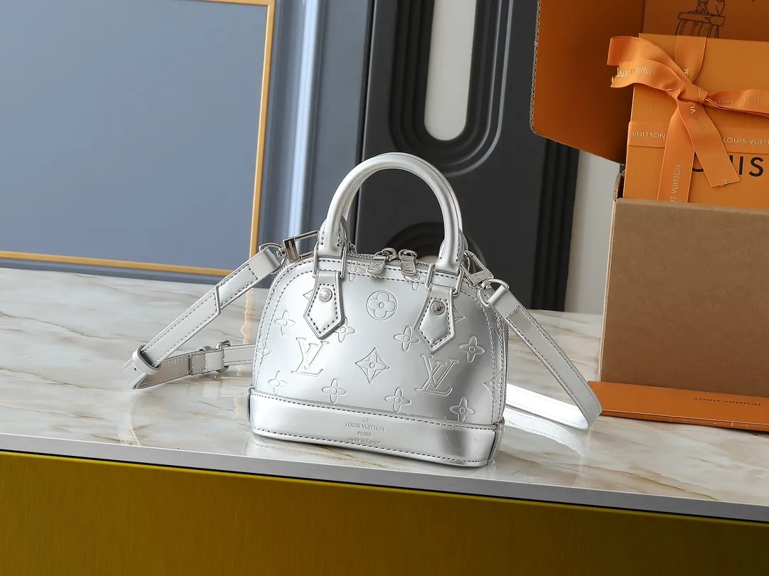 💰220💰Upgraded from the original model, the same Patent Leather Series M82717 M91606 M93595 Alma BB handbag is derived from the classic Louis Vuitton bag designed in 1934. This compact bag easily holds keys, wallet, smartphone and lipstick. Detachable shoulder strap for cross-body wear. This modern version of the bag continues its classic silhouette in Epi leather in bright and inspiring colours. Dimensions: 18x12x8