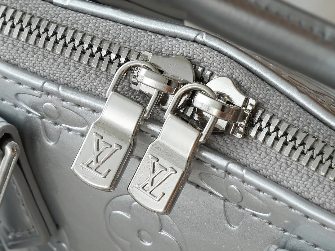 💰220💰Upgraded from the original model, the same Patent Leather Series M82717 M91606 M93595 Alma BB handbag is derived from the classic Louis Vuitton bag designed in 1934. This compact bag easily holds keys, wallet, smartphone and lipstick. Detachable shoulder strap for cross-body wear. This modern version of the bag continues its classic silhouette in Epi leather in bright and inspiring colours. Dimensions: 18x12x8