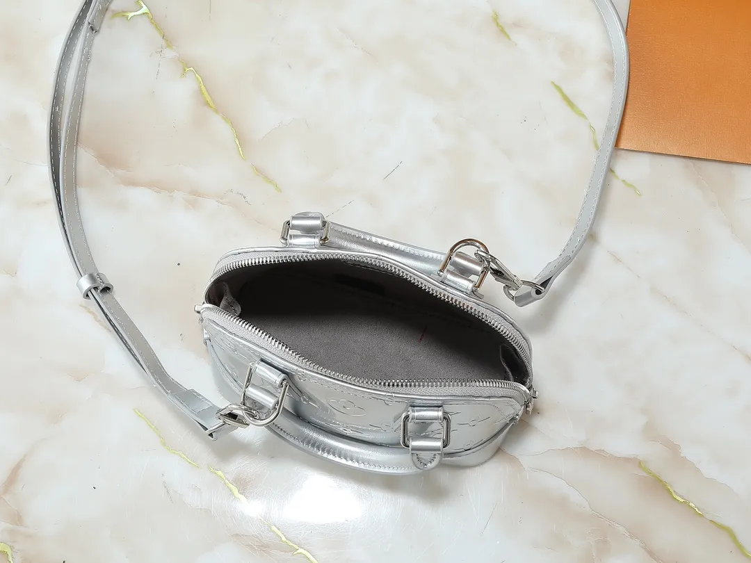 💰220💰Upgraded from the original model, the same Patent Leather Series M82717 M91606 M93595 Alma BB handbag is derived from the classic Louis Vuitton bag designed in 1934. This compact bag easily holds keys, wallet, smartphone and lipstick. Detachable shoulder strap for cross-body wear. This modern version of the bag continues its classic silhouette in Epi leather in bright and inspiring colours. Dimensions: 18x12x8