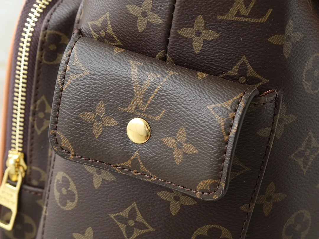 💰280💰Upgraded from the original M12697 full khaki Presbyopia bag, floral material, classic canvas with wide shoulder straps, double pockets with magnetic buckles on both sides, presbyopia double pocket fabric with adjustable wide shoulder straps, injecting practical functions into the avant-garde design. The single-shoulder crossbody bag has always been a favorite of LV khakis with presbyopic classic vintage enthusiasts, and looks good on both men and women. Dimensions: length, height and width 30×31×10.8