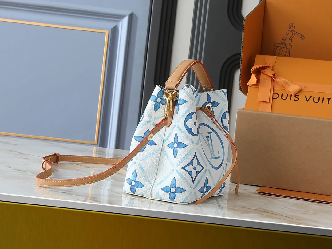💰240💰Upgraded from the original M25315 M46581 M44022, this Néonoé BB handbag is made of Monogram Tiles coated canvas, with the pastel Monogram pattern embracing the central LV Circle logo and contrasting with the printed fabric lining. The slim bucket bag silhouette can be carried easily by hand or on the shoulder. Dimensions: 20.0 x 20.0 x 13.0 cm (length x height x width)