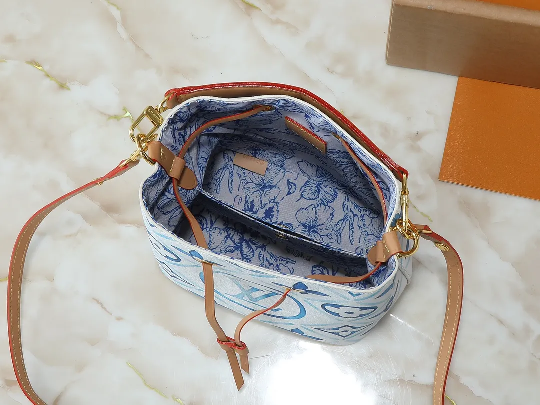 💰240💰Upgraded from the original M25315 M46581 M44022, this Néonoé BB handbag is made of Monogram Tiles coated canvas, with the pastel Monogram pattern embracing the central LV Circle logo and contrasting with the printed fabric lining. The slim bucket bag silhouette can be carried easily by hand or on the shoulder. Dimensions: 20.0 x 20.0 x 13.0 cm (length x height x width)