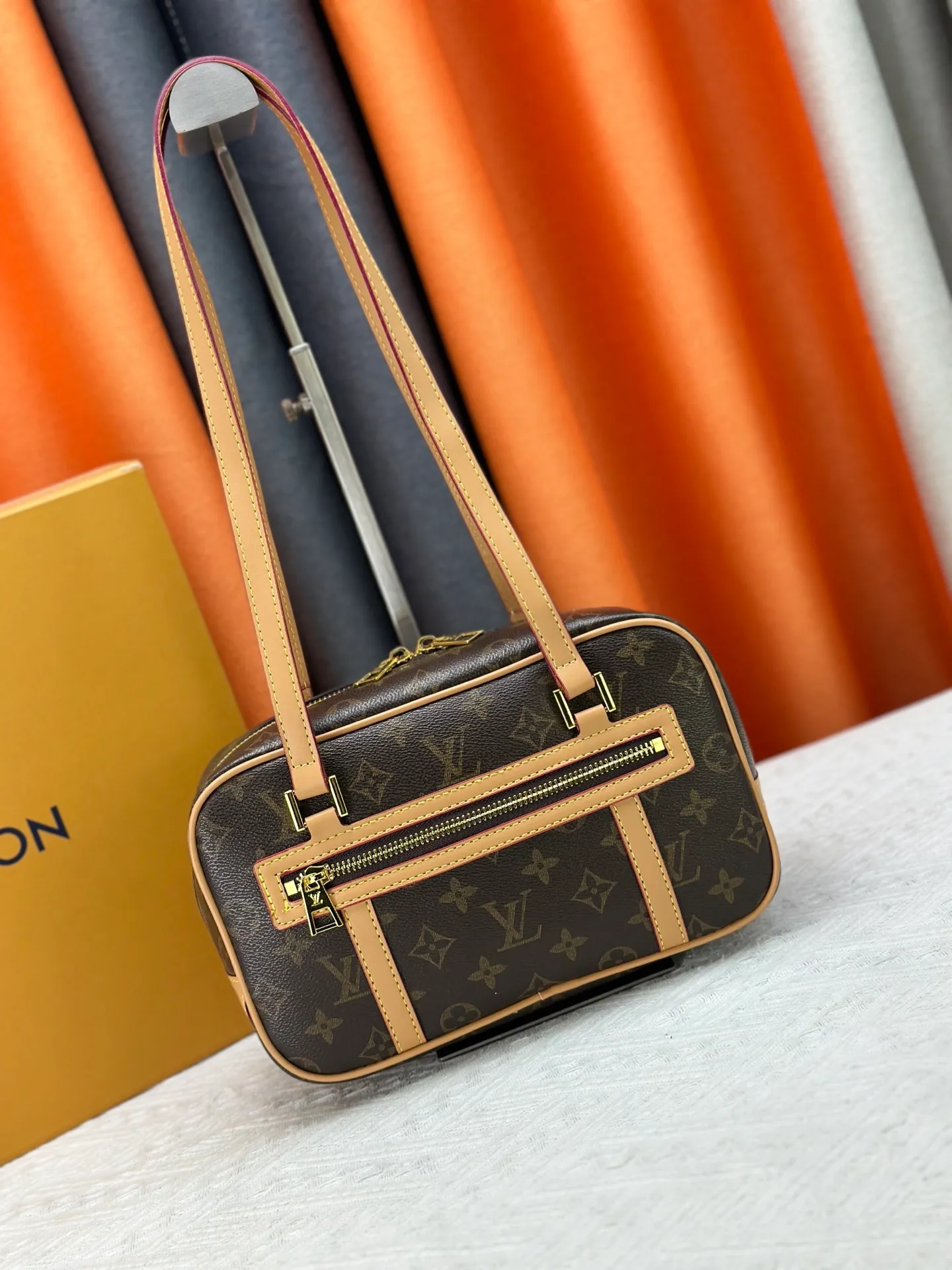 P240 M46321 Presbyopia ✨Middle-aged series Cité handbag is based on the rectangular handbag of the same name in the Louis Vuitton collection, using Monogram canvas to create a soft structure. The long handle makes it easy to carry on the shoulder, and the leather side straps, zippered front pocket and large zipper pull add youthfulness. Size: 26*16*11