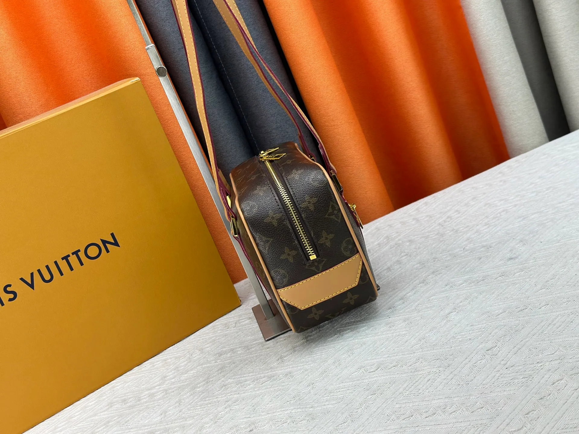P240 M46321 Presbyopia ✨Middle-aged series Cité handbag is based on the rectangular handbag of the same name in the Louis Vuitton collection, using Monogram canvas to create a soft structure. The long handle makes it easy to carry on the shoulder, and the leather side straps, zippered front pocket and large zipper pull add youthfulness. Size: 26*16*11