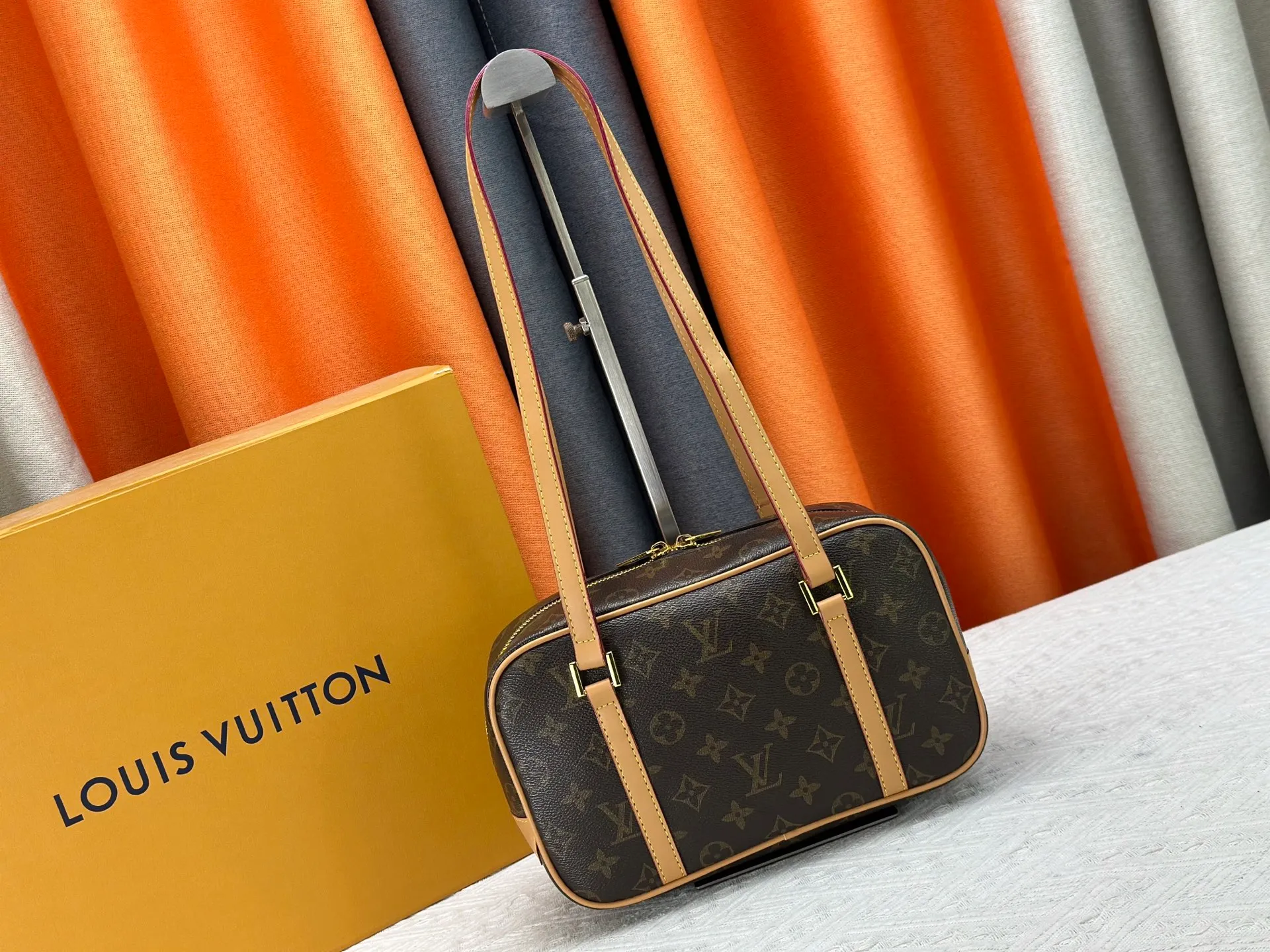 P240 M46321 Presbyopia ✨Middle-aged series Cité handbag is based on the rectangular handbag of the same name in the Louis Vuitton collection, using Monogram canvas to create a soft structure. The long handle makes it easy to carry on the shoulder, and the leather side straps, zippered front pocket and large zipper pull add youthfulness. Size: 26*16*11