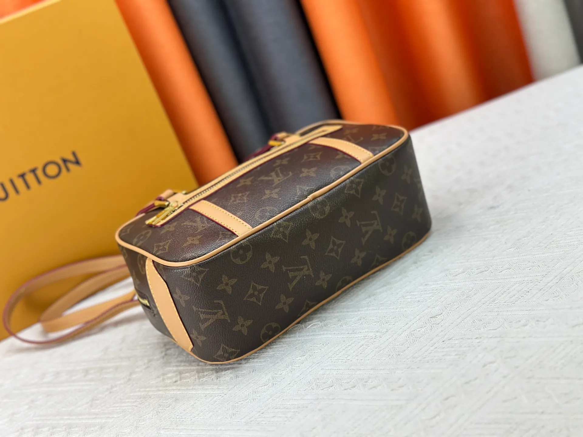 P240 M46321 Presbyopia ✨Middle-aged series Cité handbag is based on the rectangular handbag of the same name in the Louis Vuitton collection, using Monogram canvas to create a soft structure. The long handle makes it easy to carry on the shoulder, and the leather side straps, zippered front pocket and large zipper pull add youthfulness. Size: 26*16*11