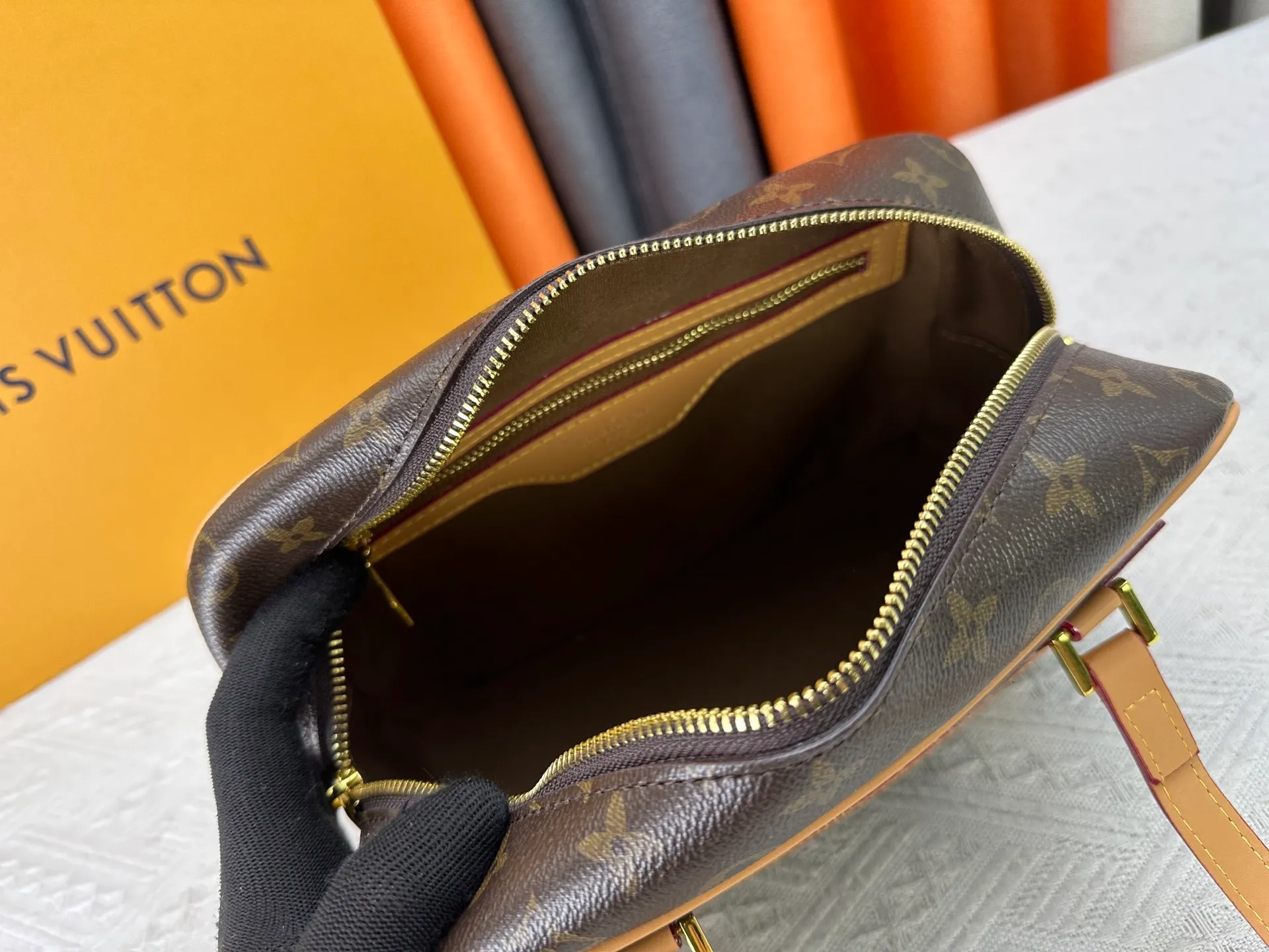P240 M46321 Presbyopia ✨Middle-aged series Cité handbag is based on the rectangular handbag of the same name in the Louis Vuitton collection, using Monogram canvas to create a soft structure. The long handle makes it easy to carry on the shoulder, and the leather side straps, zippered front pocket and large zipper pull add youthfulness. Size: 26*16*11