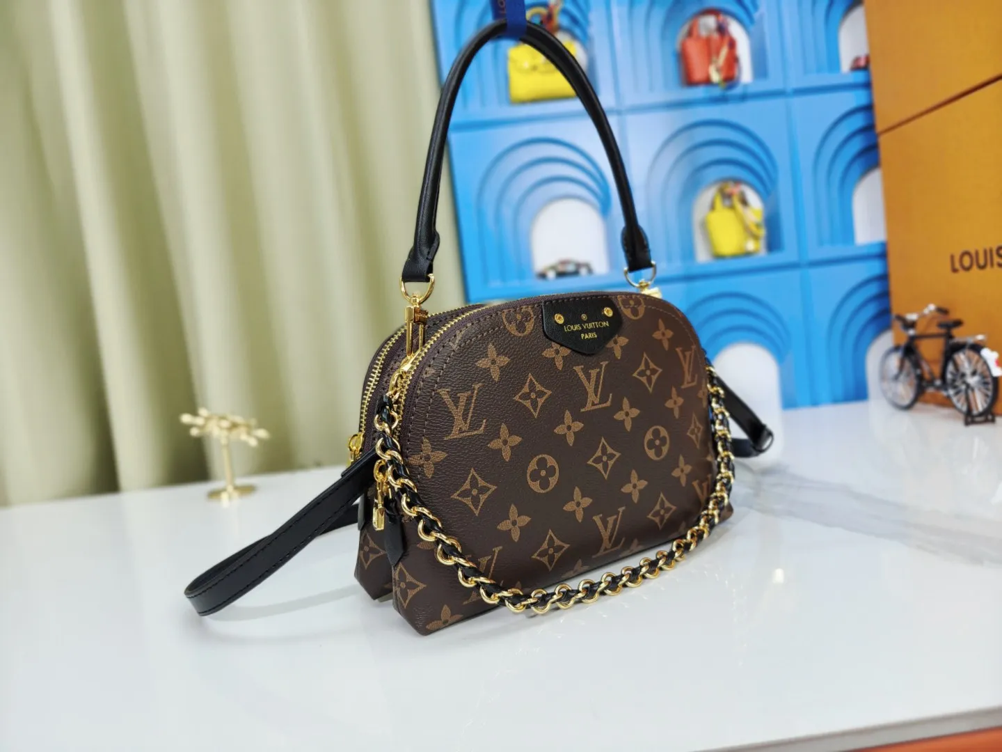 P240 M12996 LV Half Crescent Double Zipper Handbag A new silhouette double zipper handbag with half crescent double zipper design, which is not only practical and convenient, but also an excellent choice for fashion matching. In addition, the latest item, Sim Trunk, perfectly combines sturdiness with pin details, demonstrating Louis Vuitton’s ultimate pursuit of craftsmanship. Silver zippers and exquisite chains add a touch of luxury and sophistication to the entire series. Whether you're going out on a daily basis or attending a party, these accessories can be the finishing touch to your outfit. Come and explore this Louis Vuitton 2025 collection full of surprises! Let every detail show your unique taste and personality! Size 22.14