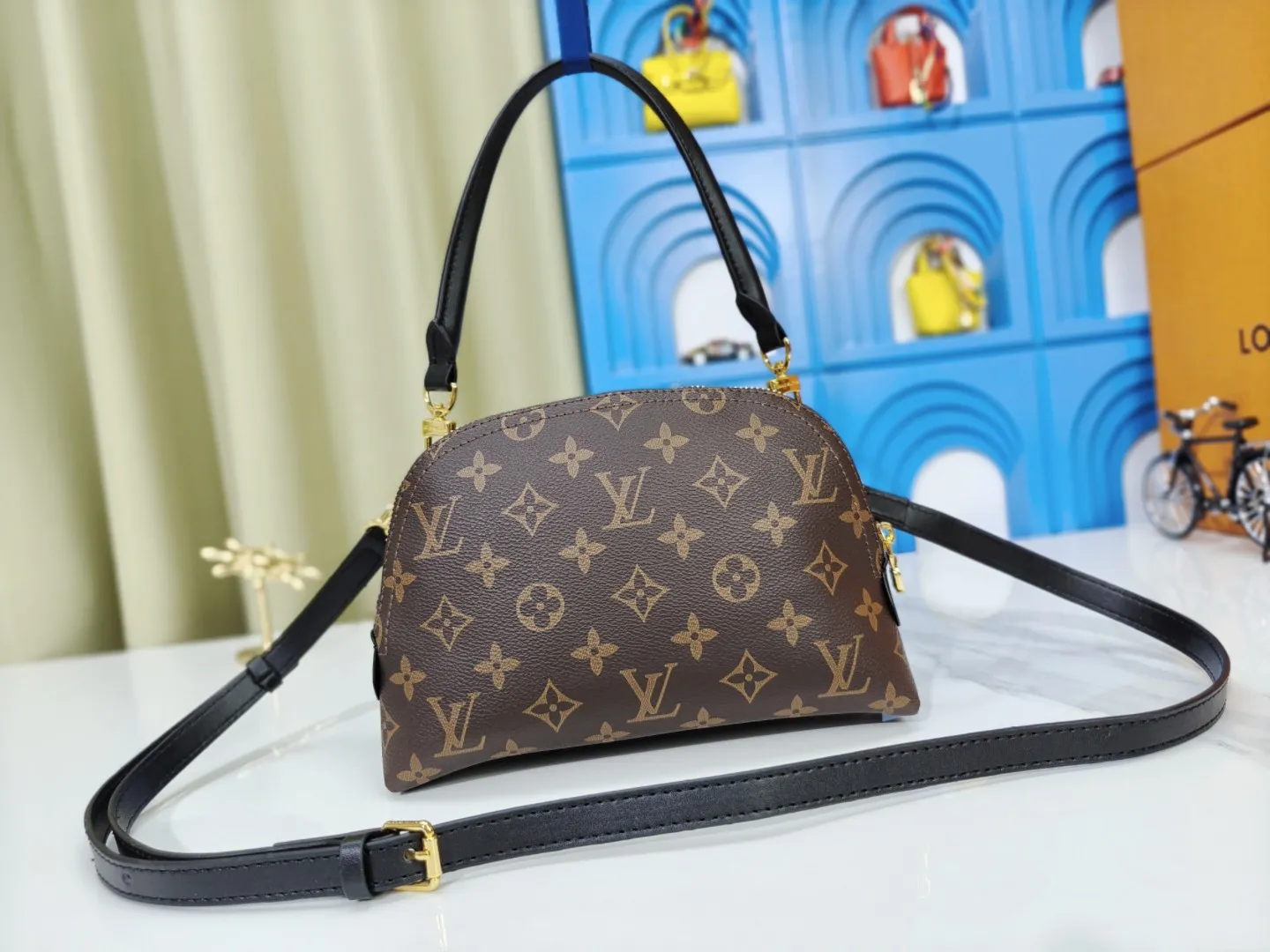 P240 M12996 LV Half Crescent Double Zipper Handbag A new silhouette double zipper handbag with half crescent double zipper design, which is not only practical and convenient, but also an excellent choice for fashion matching. In addition, the latest item, Sim Trunk, perfectly combines sturdiness with pin details, demonstrating Louis Vuitton’s ultimate pursuit of craftsmanship. Silver zippers and exquisite chains add a touch of luxury and sophistication to the entire series. Whether you're going out on a daily basis or attending a party, these accessories can be the finishing touch to your outfit. Come and explore this Louis Vuitton 2025 collection full of surprises! Let every detail show your unique taste and personality! Size 22.14