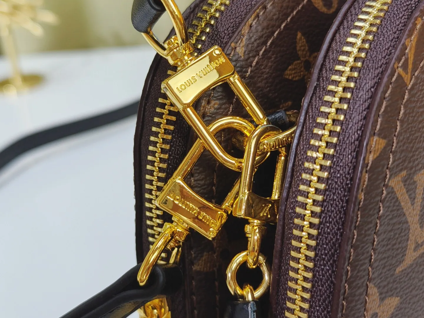 P240 M12996 LV Half Crescent Double Zipper Handbag A new silhouette double zipper handbag with half crescent double zipper design, which is not only practical and convenient, but also an excellent choice for fashion matching. In addition, the latest item, Sim Trunk, perfectly combines sturdiness with pin details, demonstrating Louis Vuitton’s ultimate pursuit of craftsmanship. Silver zippers and exquisite chains add a touch of luxury and sophistication to the entire series. Whether you're going out on a daily basis or attending a party, these accessories can be the finishing touch to your outfit. Come and explore this Louis Vuitton 2025 collection full of surprises! Let every detail show your unique taste and personality! Size 22.14