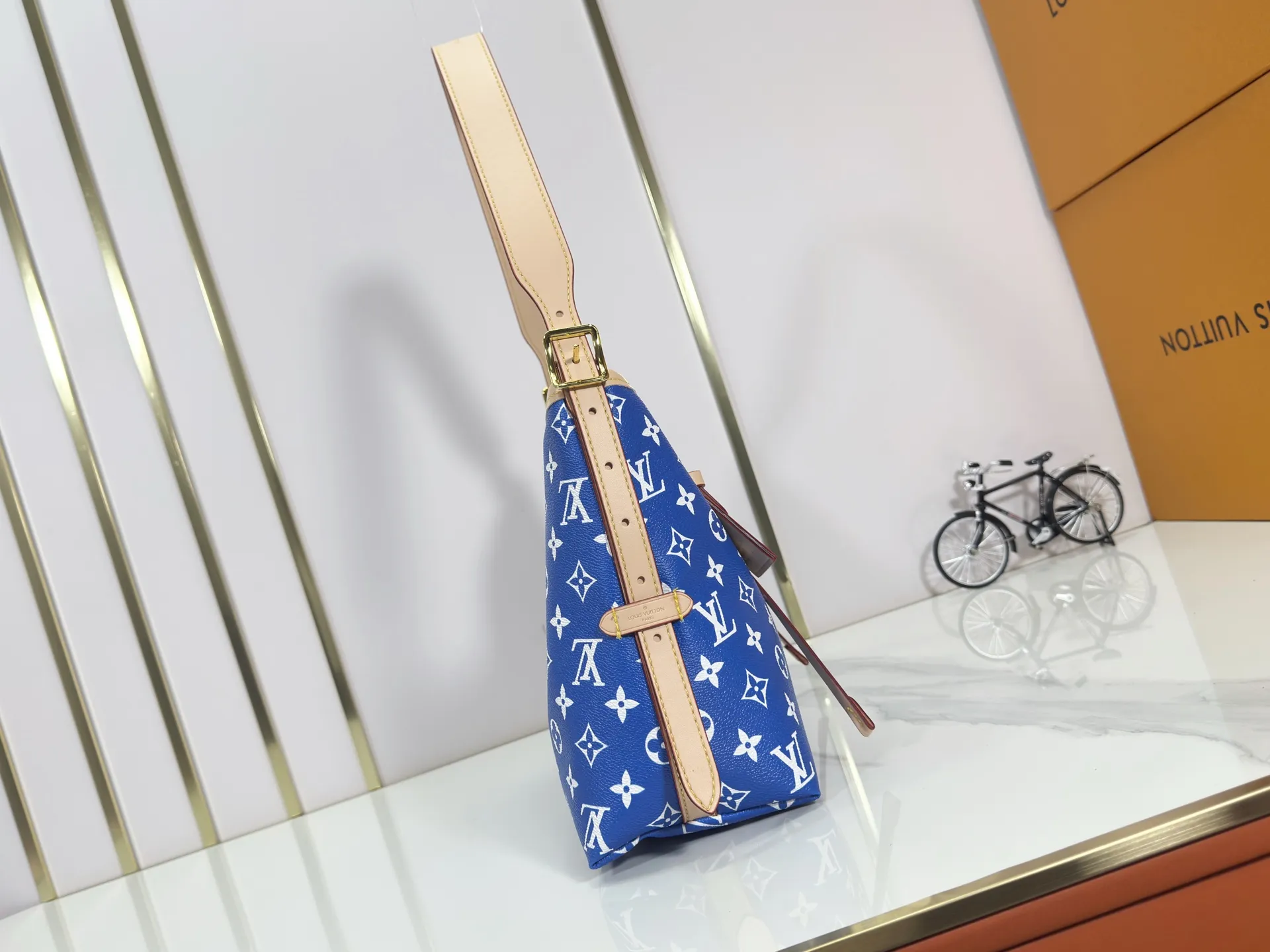 P280 upgraded original M24861 M25143 M46203 M46197 Colorful, legendary CarryAll medium handbag, with Monogram canvas and leather trimming to create a body-fitting design. There's a zipped pocket inside the ample space, and a detachable zipped clutch adds a functional element, with a buckle-adjustable handle. Small size: 29 x 24 x 12 cm,
