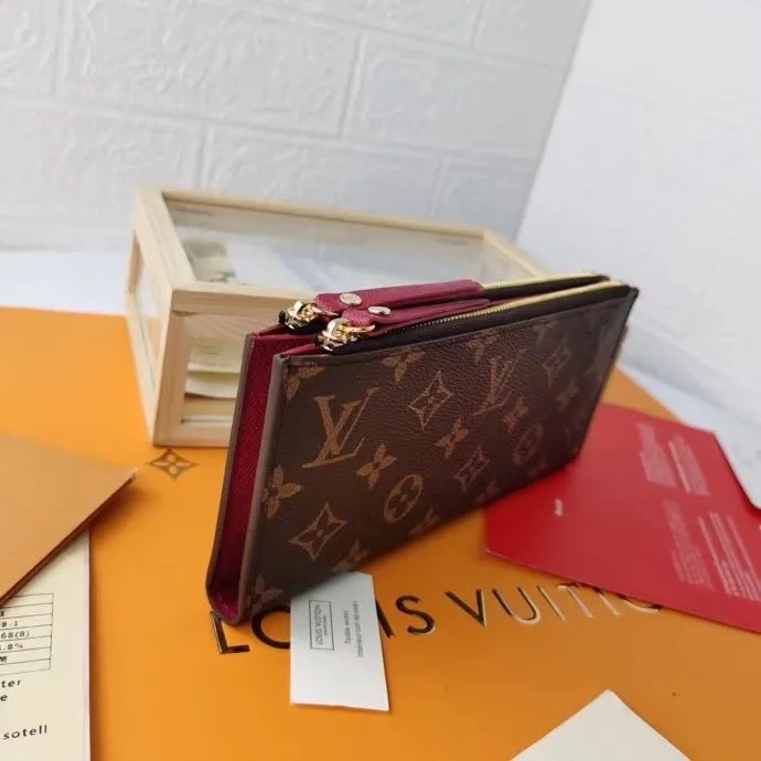 P130💰M61269 brown super practical model, still popular! Official website sync version! Combining Louis Vuitton's classic Monogram canvas material with a bright colored leather lining, the stylish Adele wallet features a modern thin design, two leather zippers and a magnetic clasp for easy opening. It also works as a clutch. 12 credit card slots, 2 zippered compartments for coins or a smartphone, 2 flat interior pockets, embossed cowhide leather lining, shiny gold-tone hardware. Size: 21.9.2