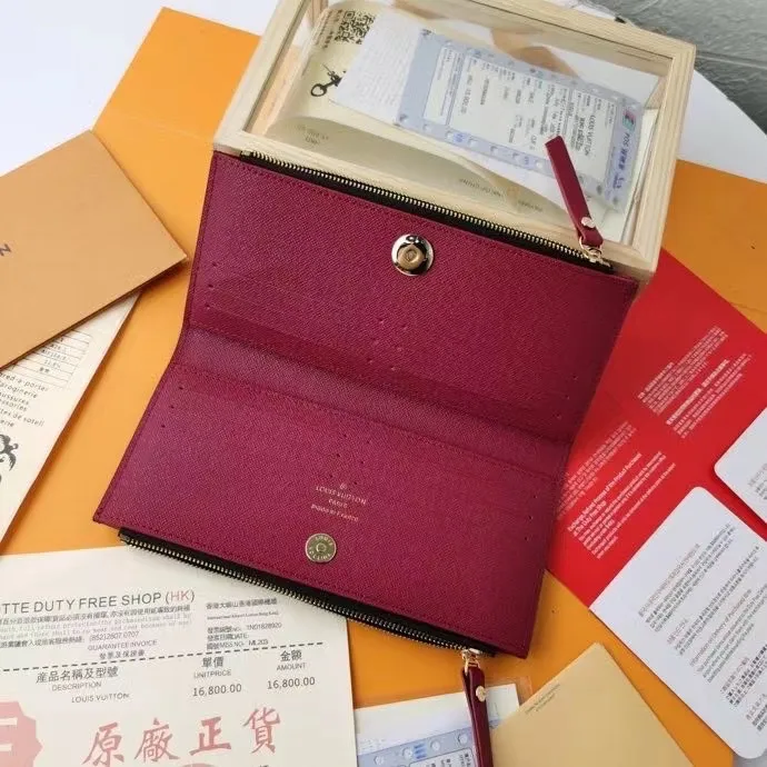 P130💰M61269 brown super practical model, still popular! Official website sync version! Combining Louis Vuitton's classic Monogram canvas material with a bright colored leather lining, the stylish Adele wallet features a modern thin design, two leather zippers and a magnetic clasp for easy opening. It also works as a clutch. 12 credit card slots, 2 zippered compartments for coins or a smartphone, 2 flat interior pockets, embossed cowhide leather lining, shiny gold-tone hardware. Size: 21.9.2