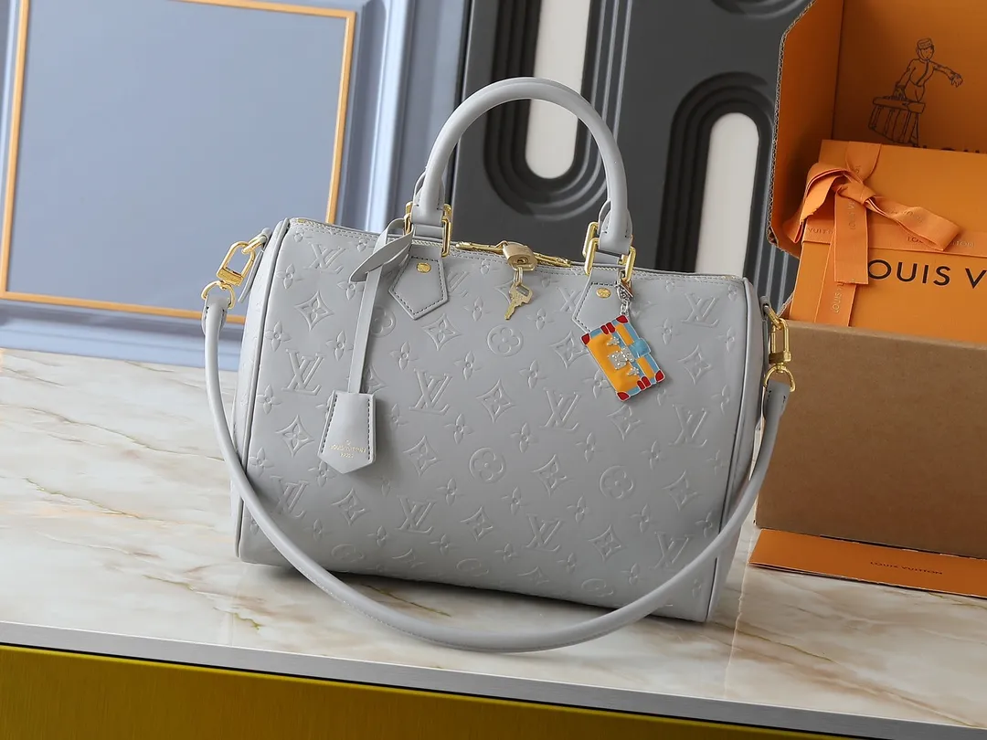💰280💰Upgraded from the original M25670 M40391. This Speedy Soft 30 handbag is made of cow leather in a fresh spring tone, and uses Minigram Bold embossing to reinterpret the Monogram Bold pattern from the 2025 spring and summer series. The dazzling metalwork and key holder are exquisite details, and the exclusive colorful decoration pays homage to the Petite Malle handbag created by Nicolas Ghesquière for the 2024 Pre-Fall collection. The slender shoulder strap makes it easy to wear cross-body. Dimensions: 30.0 x 21.0 x 17.0 cm (length x height x width)