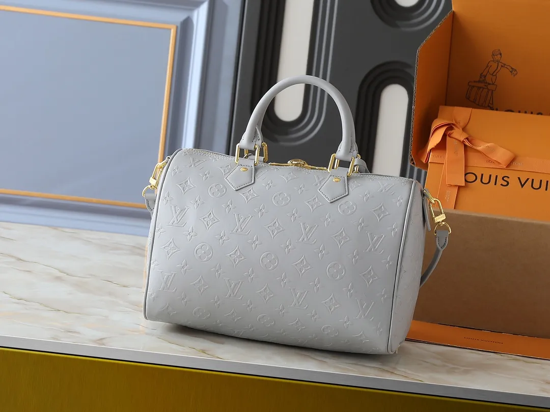 💰280💰Upgraded from the original M25670 M40391. This Speedy Soft 30 handbag is made of cow leather in a fresh spring tone, and uses Minigram Bold embossing to reinterpret the Monogram Bold pattern from the 2025 spring and summer series. The dazzling metalwork and key holder are exquisite details, and the exclusive colorful decoration pays homage to the Petite Malle handbag created by Nicolas Ghesquière for the 2024 Pre-Fall collection. The slender shoulder strap makes it easy to wear cross-body. Dimensions: 30.0 x 21.0 x 17.0 cm (length x height x width)