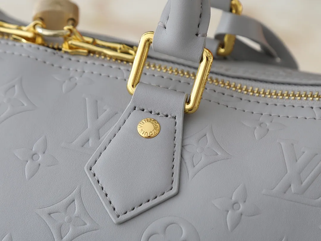 💰280💰Upgraded from the original M25670 M40391. This Speedy Soft 30 handbag is made of cow leather in a fresh spring tone, and uses Minigram Bold embossing to reinterpret the Monogram Bold pattern from the 2025 spring and summer series. The dazzling metalwork and key holder are exquisite details, and the exclusive colorful decoration pays homage to the Petite Malle handbag created by Nicolas Ghesquière for the 2024 Pre-Fall collection. The slender shoulder strap makes it easy to wear cross-body. Dimensions: 30.0 x 21.0 x 17.0 cm (length x height x width)