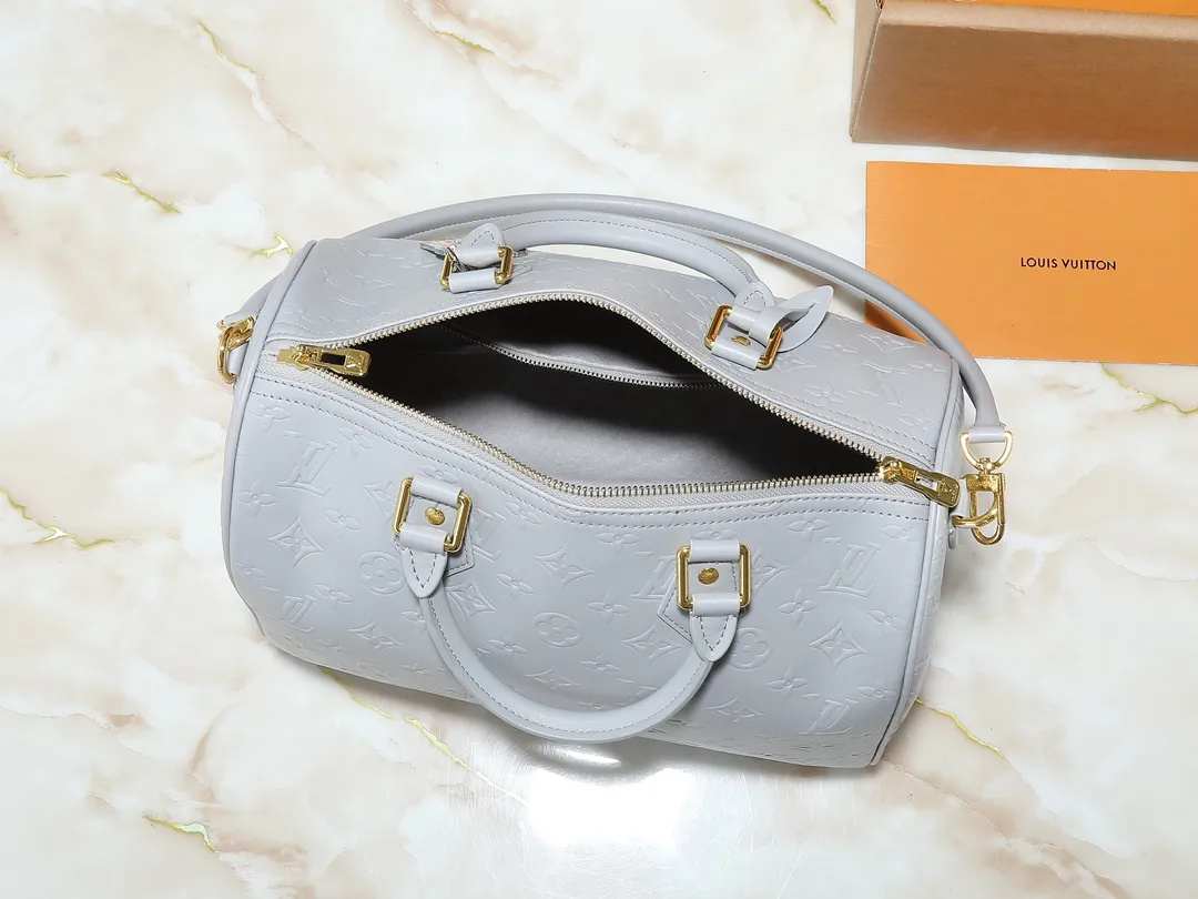 💰280💰Upgraded from the original M25670 M40391. This Speedy Soft 30 handbag is made of cow leather in a fresh spring tone, and uses Minigram Bold embossing to reinterpret the Monogram Bold pattern from the 2025 spring and summer series. The dazzling metalwork and key holder are exquisite details, and the exclusive colorful decoration pays homage to the Petite Malle handbag created by Nicolas Ghesquière for the 2024 Pre-Fall collection. The slender shoulder strap makes it easy to wear cross-body. Dimensions: 30.0 x 21.0 x 17.0 cm (length x height x width)
