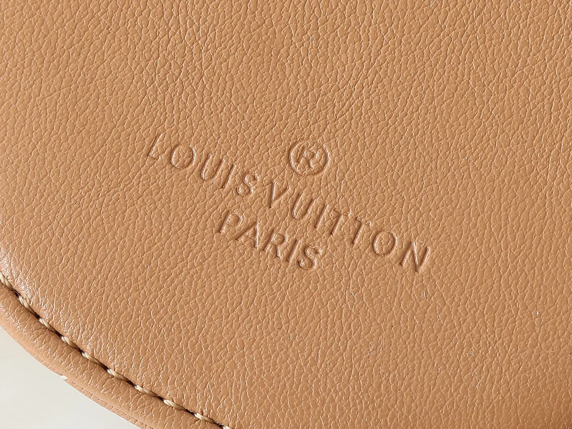 💰220💰Upgraded from the original M53936 M56461 M56466 M56471 M56468 Multi Pochette New The Wave handbag is made of smooth and soft quilted calf leather. It has a dynamic design, adjustable shoulder straps, antique gold metal accessories, bronze gold chain inscriptions and striped jacquard shoulder straps. It can be worn cross-body to provide a variety of carrying methods. The coin-shaped round bag on the shoulder strap can hold keys, change, etc. Size:19/14/5cm