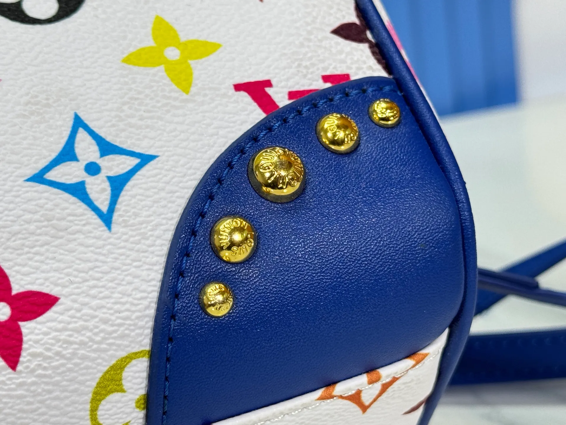 P280 upgraded original M58953 M46234 M46222 Speedy Bandoulière 20 handbag is made of soft coated canvas, and the full-length Monogram pattern is traced in colorful rainbow tones, highlighting the smart style of the Louis Vuitton x Murakami reissue series. The Toron handle and detachable shoulder strap are constructed of cow leather, the metal corners recall classic luggage elements, and the bow-shaped key bag and padlock add brand touches. Dimensions: 20.5 x 13.5 x 12.0 cm (length x height x width)