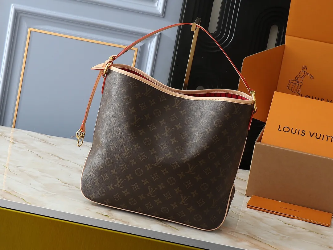 💰260💰Upgraded from the original M50156 Delightful second-hand version shopping bag! When you spend your workday in the city and your weekend at the beach, you don’t need to change your bag, because this fashionable, summery damier azur canvas calvi bag can be used for both work and beach vacations. This roomy tote features a large opening for easy access, convenient compartments and pockets to keep everything organized, and a vibrant garnet fabric lining adds a splash of color for a sunny summer mood. size: 41.0×33.0×15.0 cm.