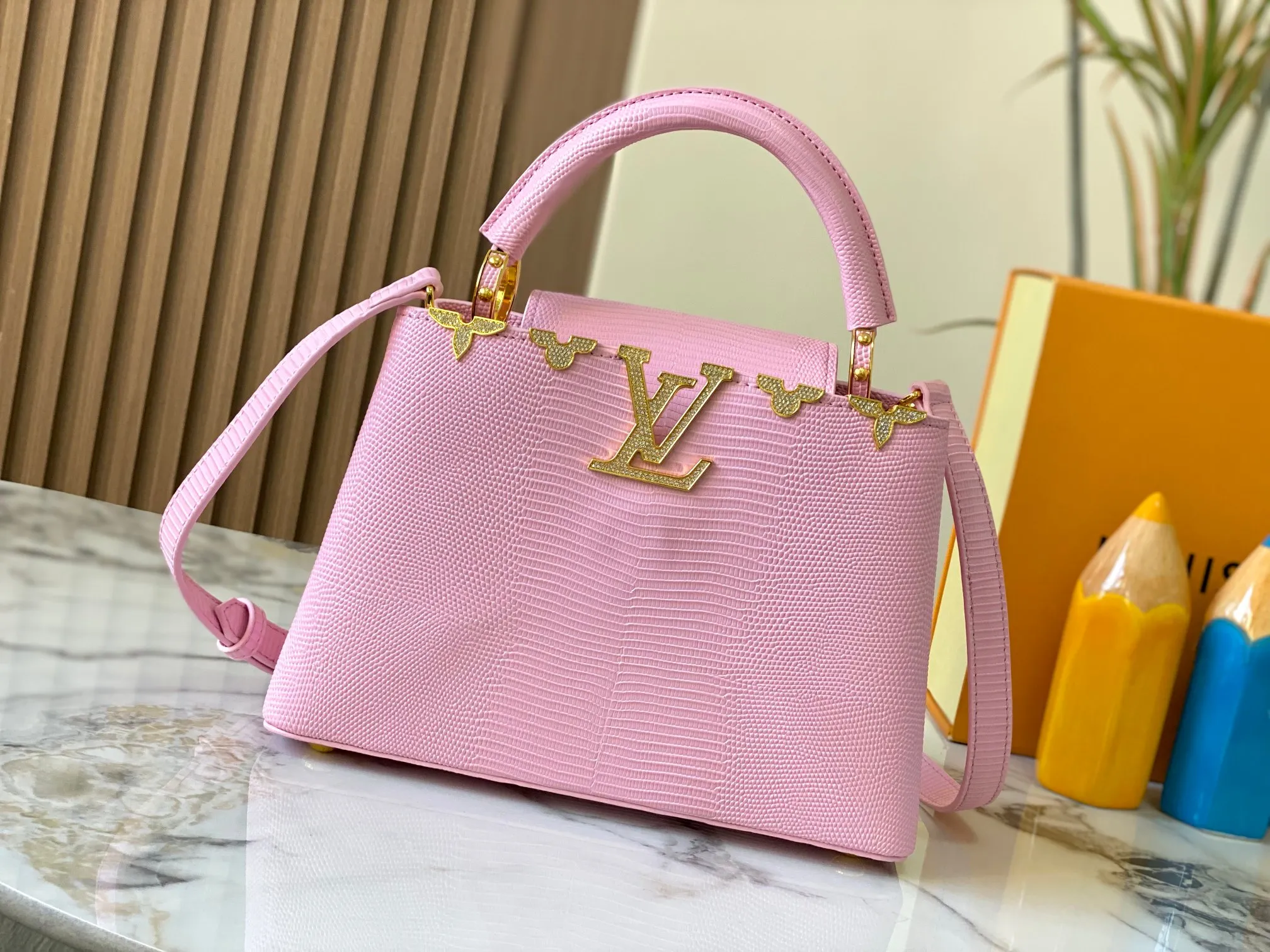 Top original P460 Guangzhou-made M12297 pink lizard leather with gold diamond corolla 🔺This CapucinesBB handbag exquisitely combines elegant lizard skin outer layer, delicate sheepskin lining and Yingze metal parts. The iconic flip cover makes two styles fashionable. The LV logo can be read on the inside and Monogram flowers bloom on the outside. It lights up the corner of the evening occasion and adds a personalized atmosphere to the wardrobe. Shine gorgeous style in day and night occasions.  Detailed features 27 x 18 x 9 cm (length x height x width)