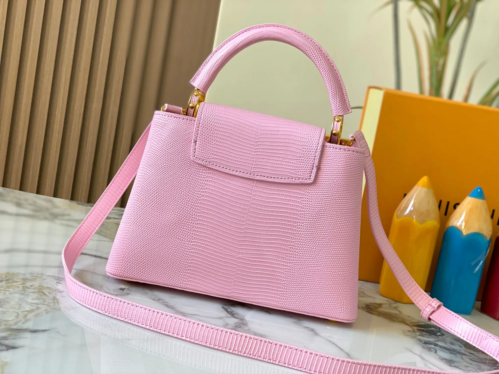 Top original P460 Guangzhou-made M12297 pink lizard leather with gold diamond corolla 🔺This CapucinesBB handbag exquisitely combines elegant lizard skin outer layer, delicate sheepskin lining and Yingze metal parts. The iconic flip cover makes two styles fashionable. The LV logo can be read on the inside and Monogram flowers bloom on the outside. It lights up the corner of the evening occasion and adds a personalized atmosphere to the wardrobe. Shine gorgeous style in day and night occasions.  Detailed features 27 x 18 x 9 cm (length x height x width)