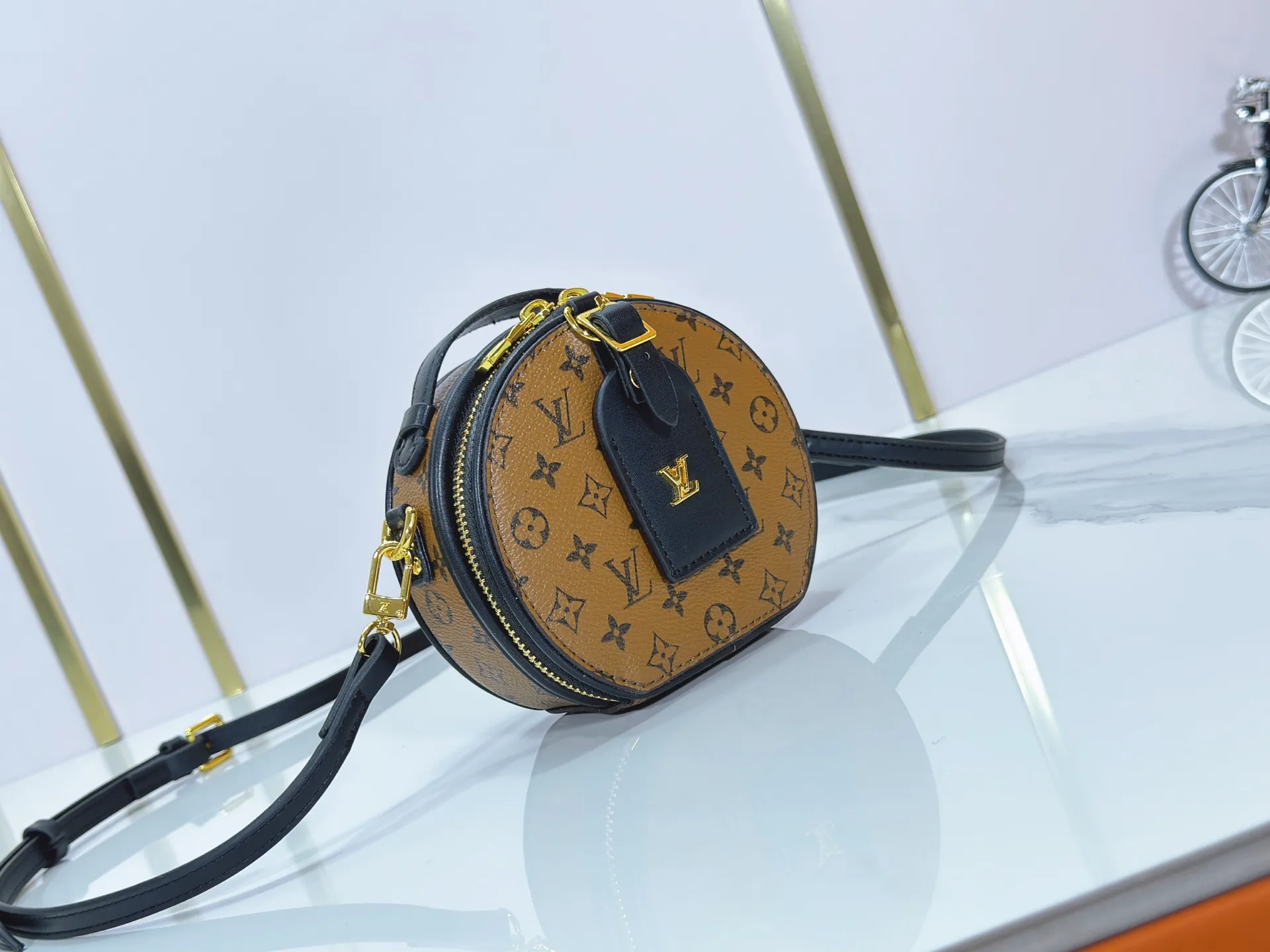 P240 Upgraded original M83575 M83614 This Mini Boîte Chapeau handbag is made of Monogram canvas to create a classic configuration, with a leather nameplate and Malletage quilted lining to highlight the brand heritage. The large accordion compartment opens with a zipper and the detachable shoulder strap makes it suitable for carrying by hand, shoulder or as a waist bag. Dimensions: 13.0 x 12.0 x 6.5 cm (length x height x width)