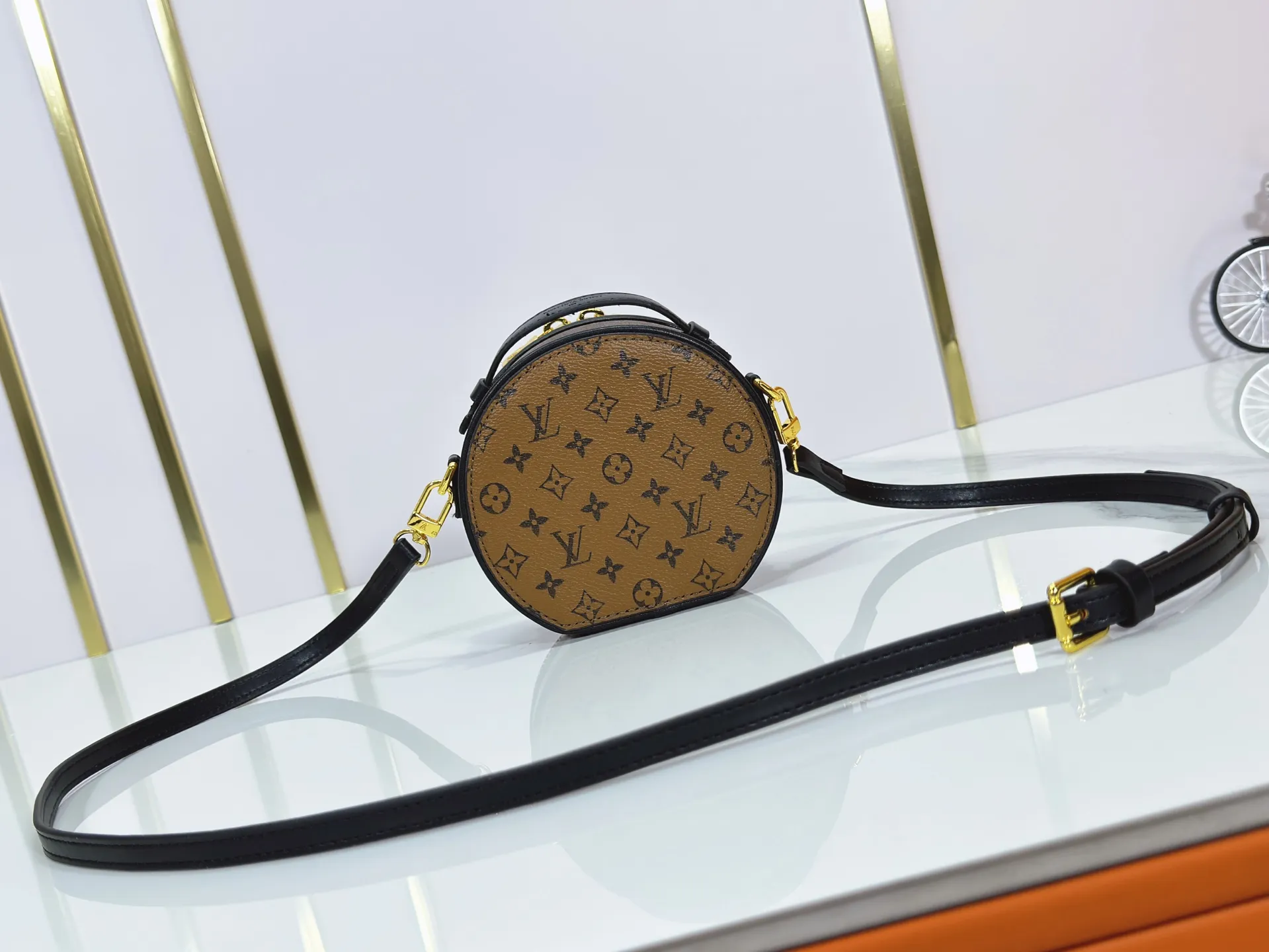 P240 Upgraded original M83575 M83614 This Mini Boîte Chapeau handbag is made of Monogram canvas to create a classic configuration, with a leather nameplate and Malletage quilted lining to highlight the brand heritage. The large accordion compartment opens with a zipper and the detachable shoulder strap makes it suitable for carrying by hand, shoulder or as a waist bag. Dimensions: 13.0 x 12.0 x 6.5 cm (length x height x width)
