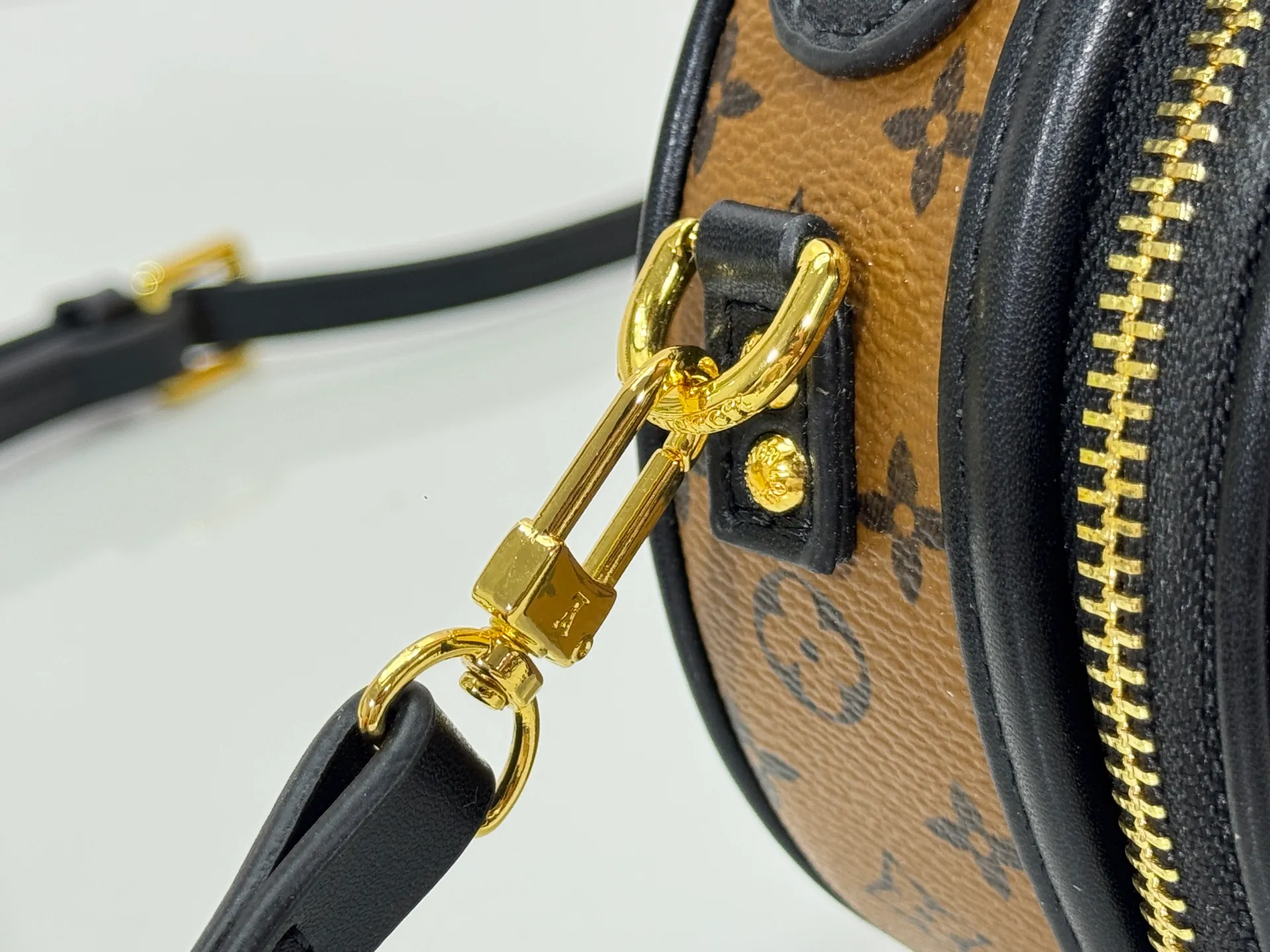P240 Upgraded original M83575 M83614 This Mini Boîte Chapeau handbag is made of Monogram canvas to create a classic configuration, with a leather nameplate and Malletage quilted lining to highlight the brand heritage. The large accordion compartment opens with a zipper and the detachable shoulder strap makes it suitable for carrying by hand, shoulder or as a waist bag. Dimensions: 13.0 x 12.0 x 6.5 cm (length x height x width)