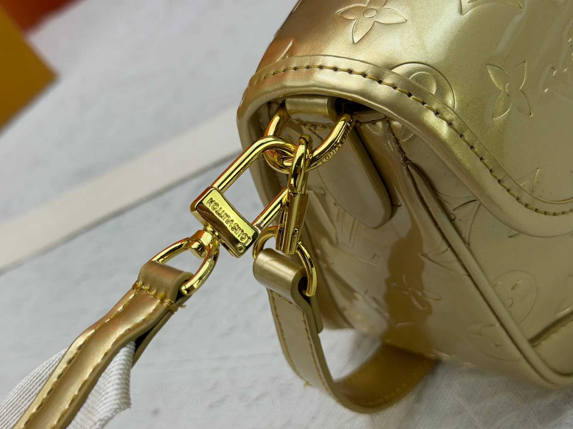 P260 Upgraded original M45985 M45988 Gold Silver This Diane handbag is decorated with classic Monogram cow leather and dazzling metal parts, using modern touches to interpret the new season interest. The zippered interior pocket keeps valuables secure, and the removable leather shoulder strap allows for a variety of carrying options. Dimensions: 24.0 x 15.0 x 9.0 cm (length x height x width)