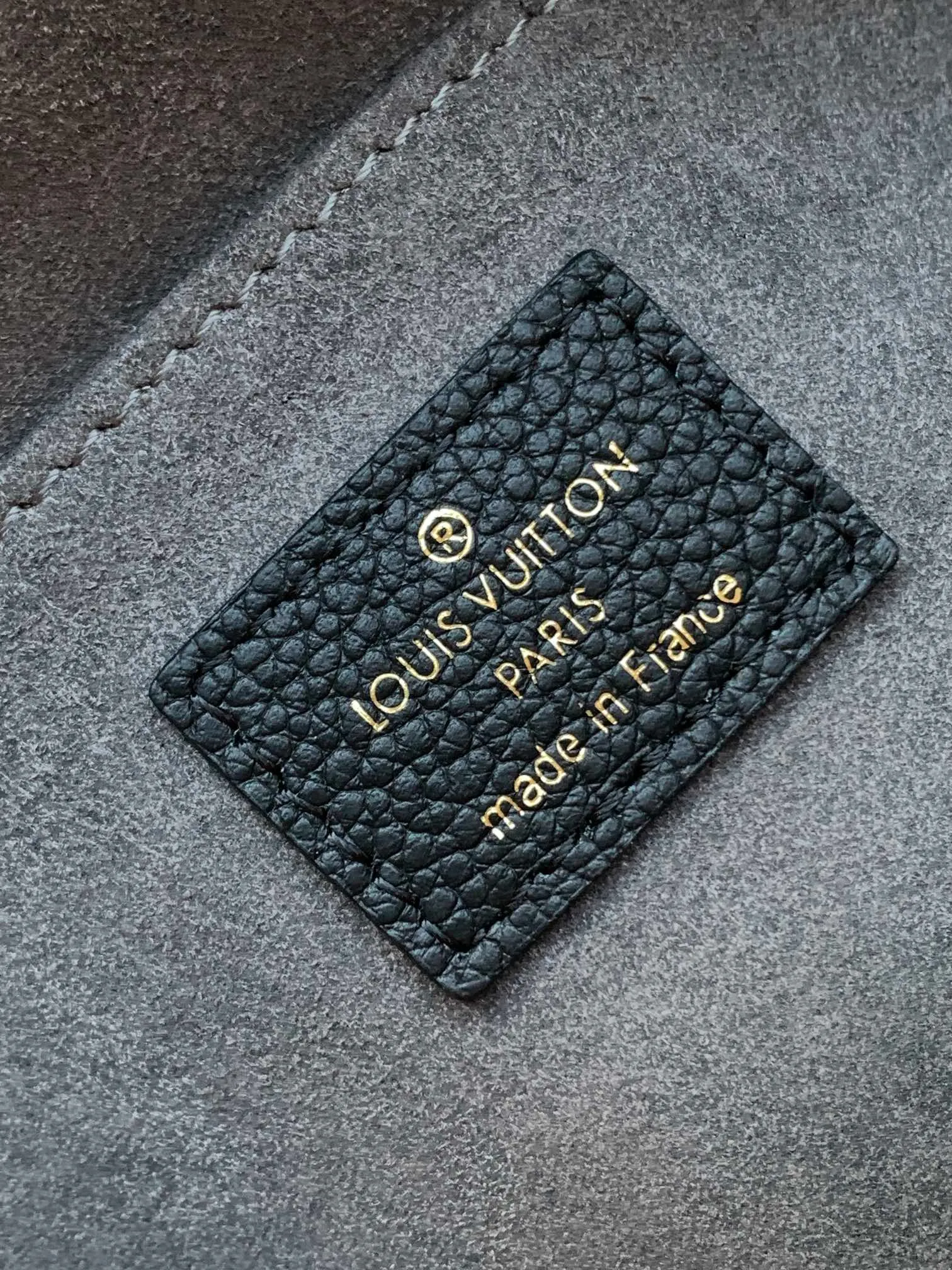 💰1040 (top layer leather) top original order, transcoding chip M45976 embossed black large size M46041 large gray silk screen M45979 black silk screen Louis Vuitton's new Madeleine medium handbag is made of Monogram Empreinte embossed leather, with a top handle, suitable for business or leisure occasions. The leather key pouch and S-lock clasp reflect the brand's travel heritage, while the detachable and adjustable shoulder strap allows for a variety of carrying options. Dimensions: 30.0 x 19.5 x 11.0 cm (length x height x width)