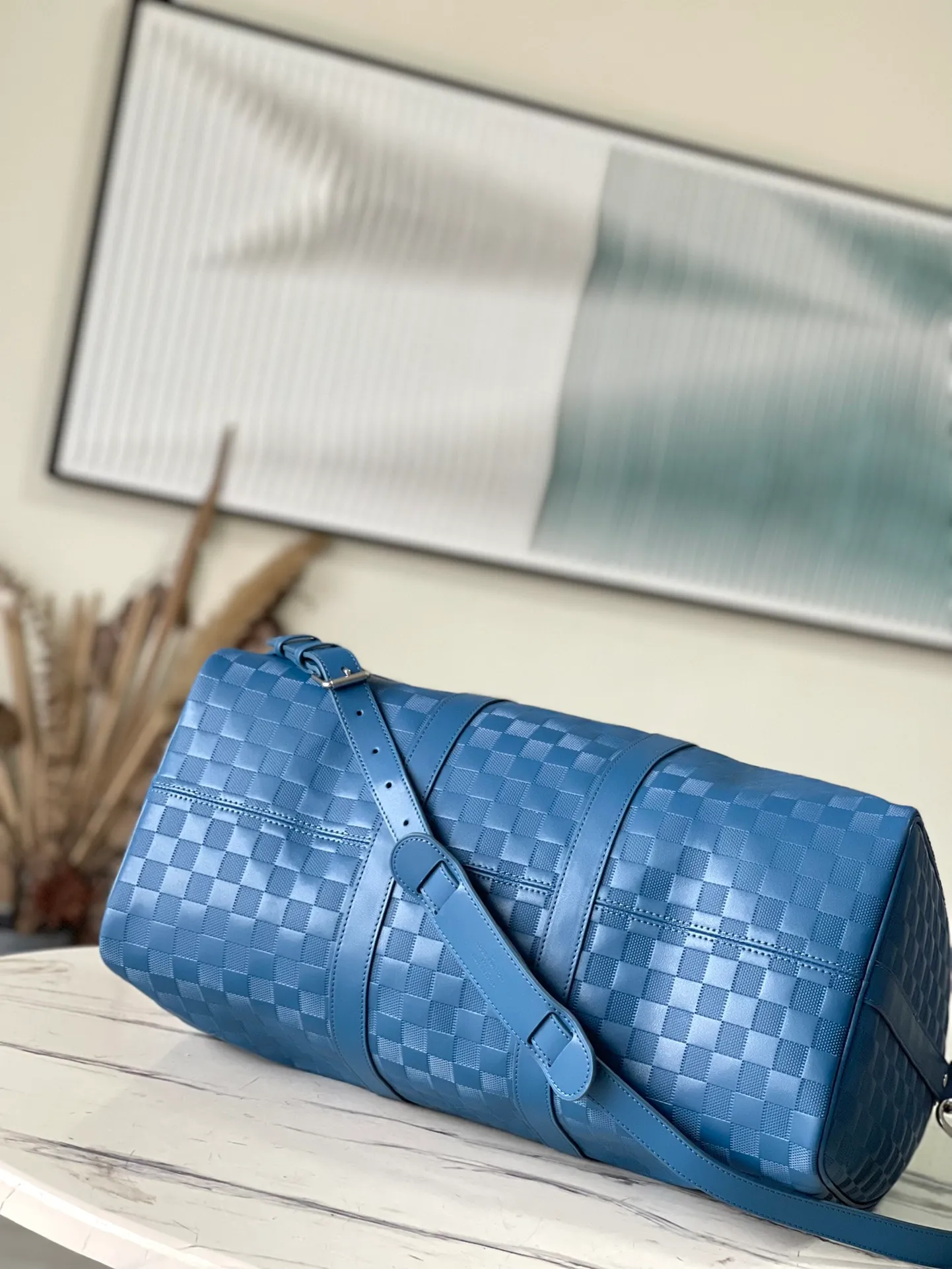💰1360 (top-grain leather) top original order N41145 Blue Check This Keepall 45 travel bag with shoulder strap is made of soft Damier Infini leather, inheriting the classic style. Whether worn on the shoulder or carried by hand, its iconic shape will become your stylish travel companion. Dimensions: 45 x 27 x 20 cm